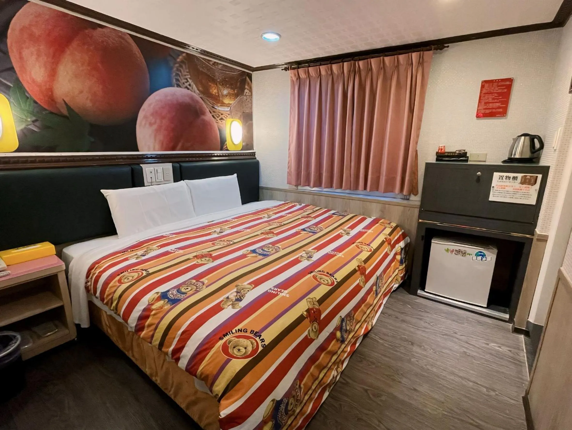 Photo of the whole room, Bed in Dealer Hotel