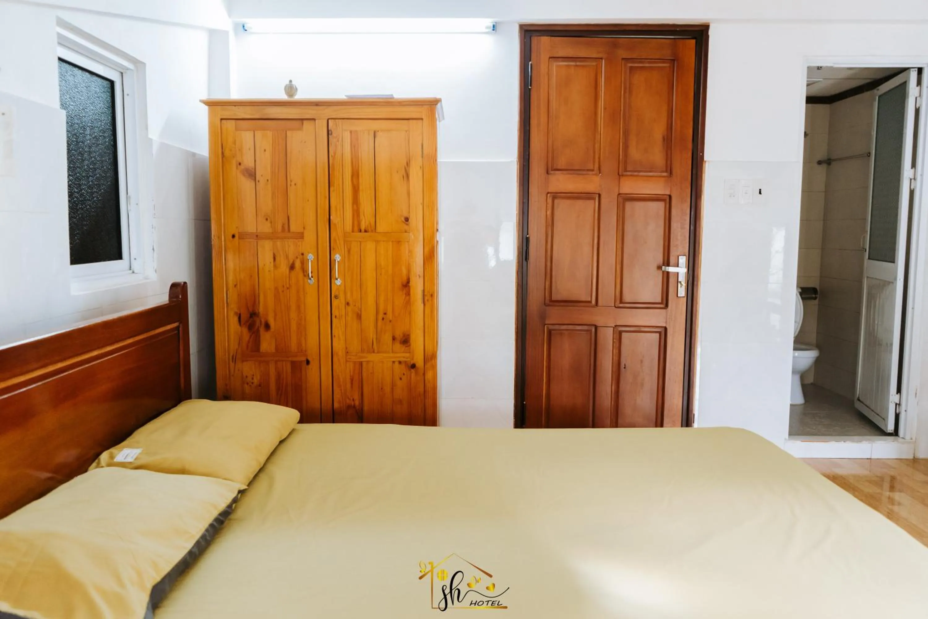 Shower, Bed in SH Hotel & Luggage storage