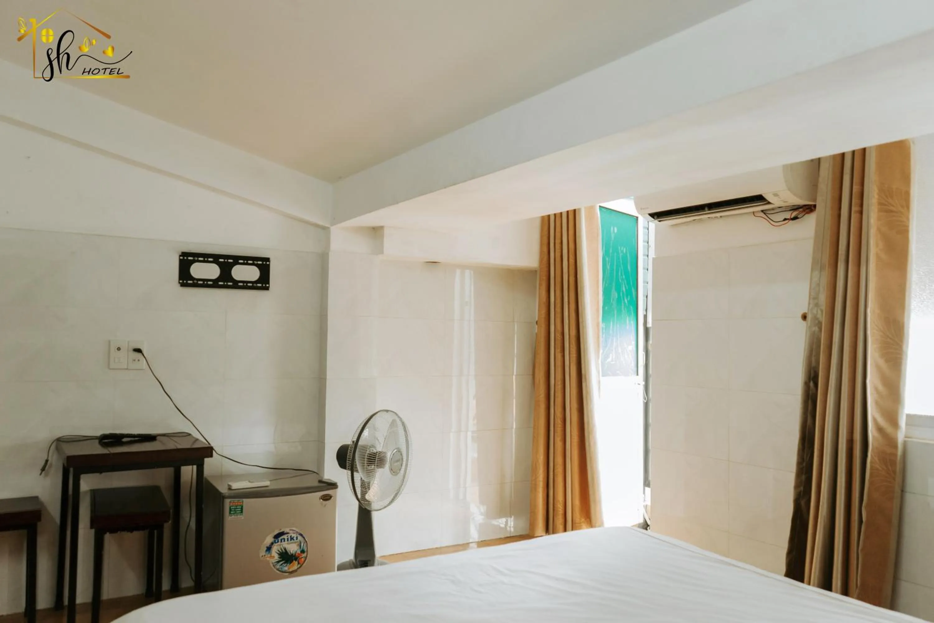 Communal lounge/ TV room, Bed in SH Hotel & Luggage storage