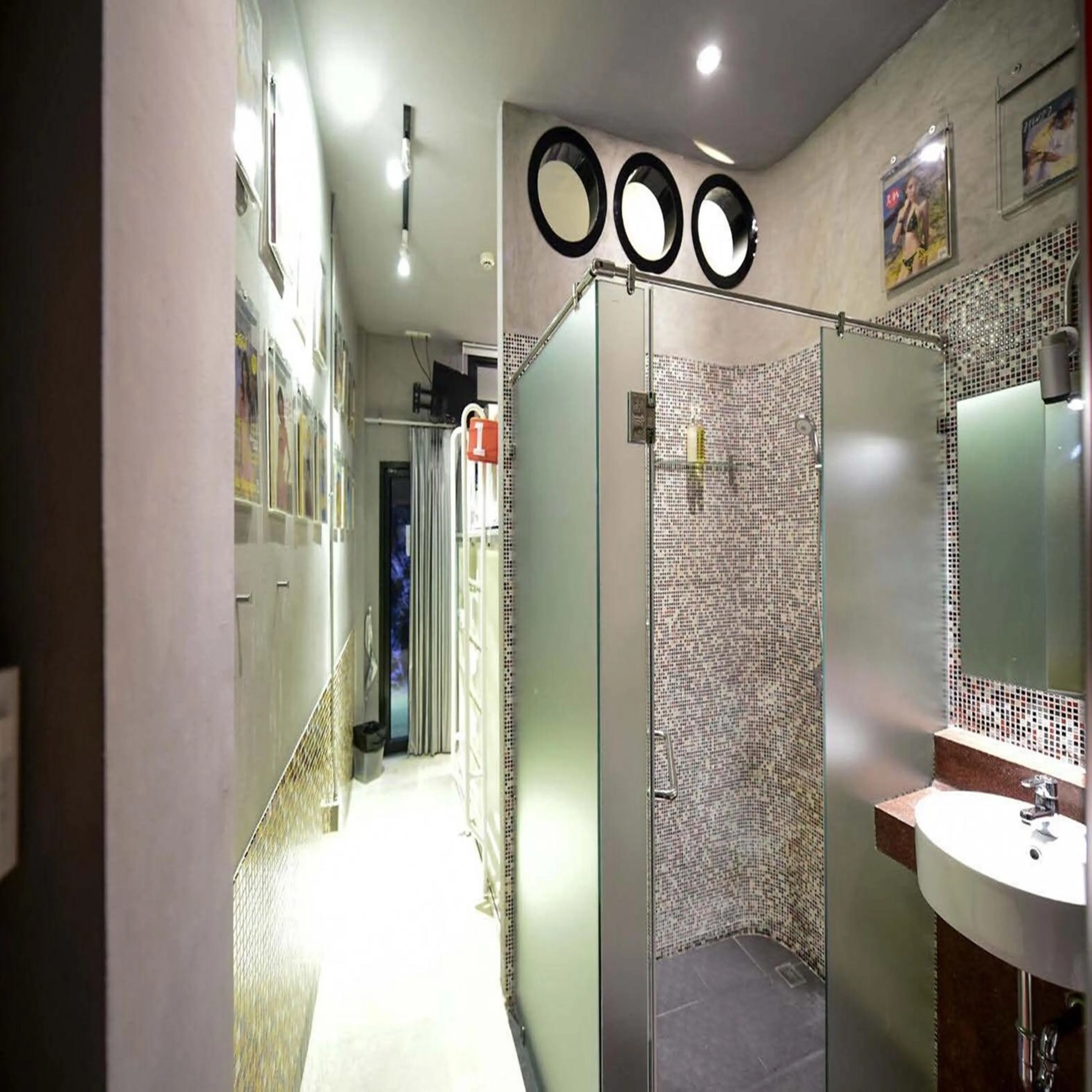 Bathroom in Collection O Jasaen Stylish Unique Hotel