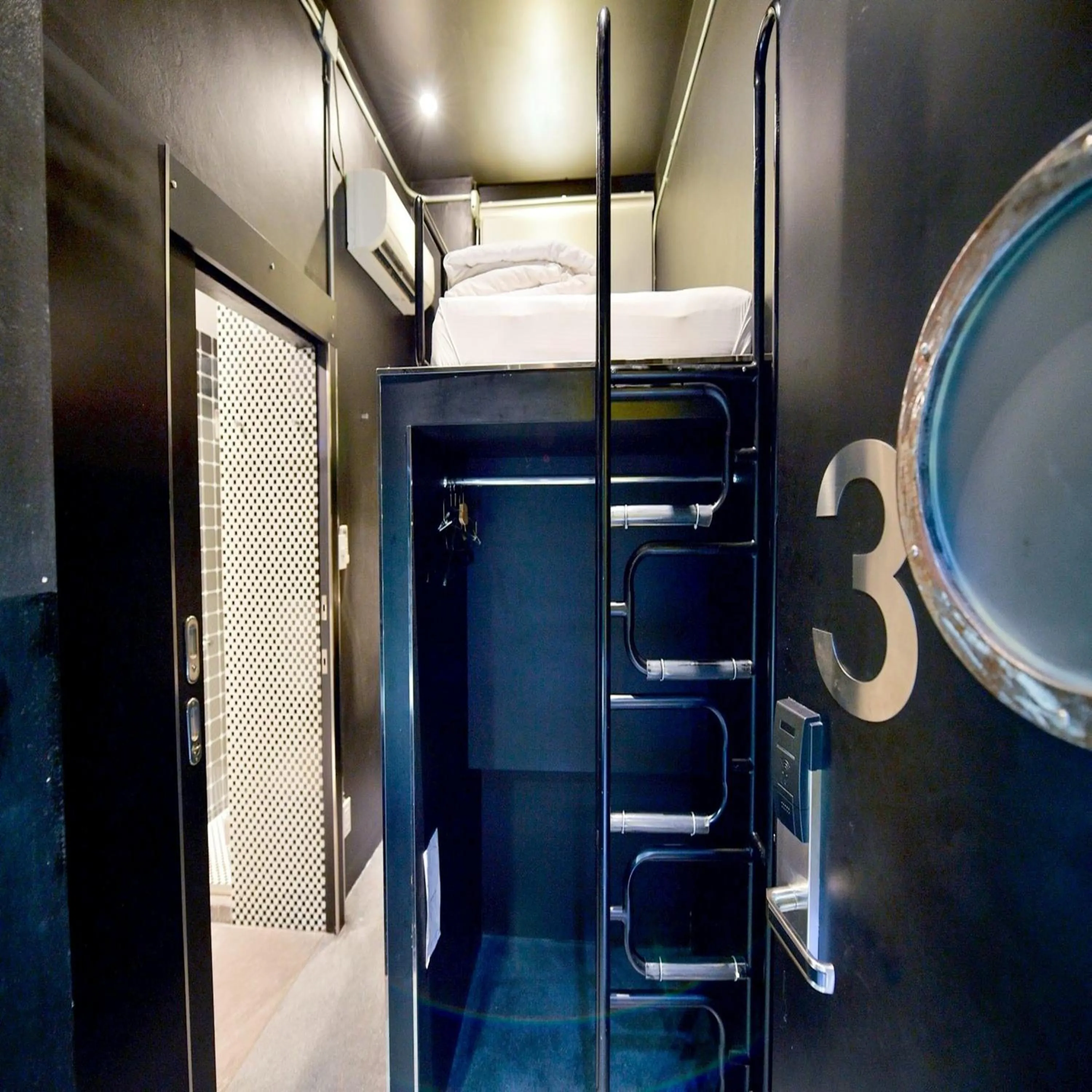 wardrobe in Collection O Jasaen Stylish Unique Hotel