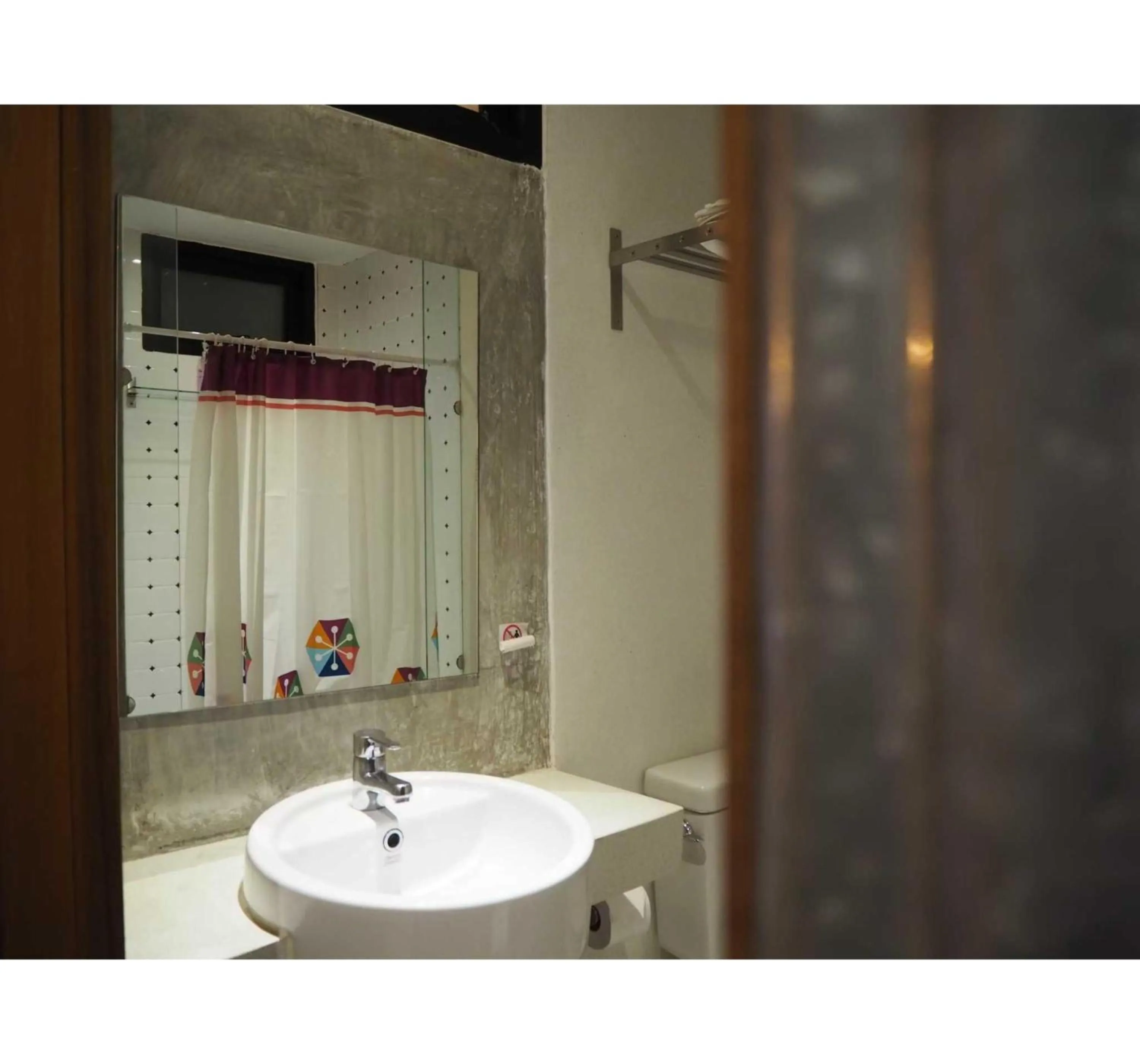 Bathroom in Collection O Jasaen Stylish Unique Hotel