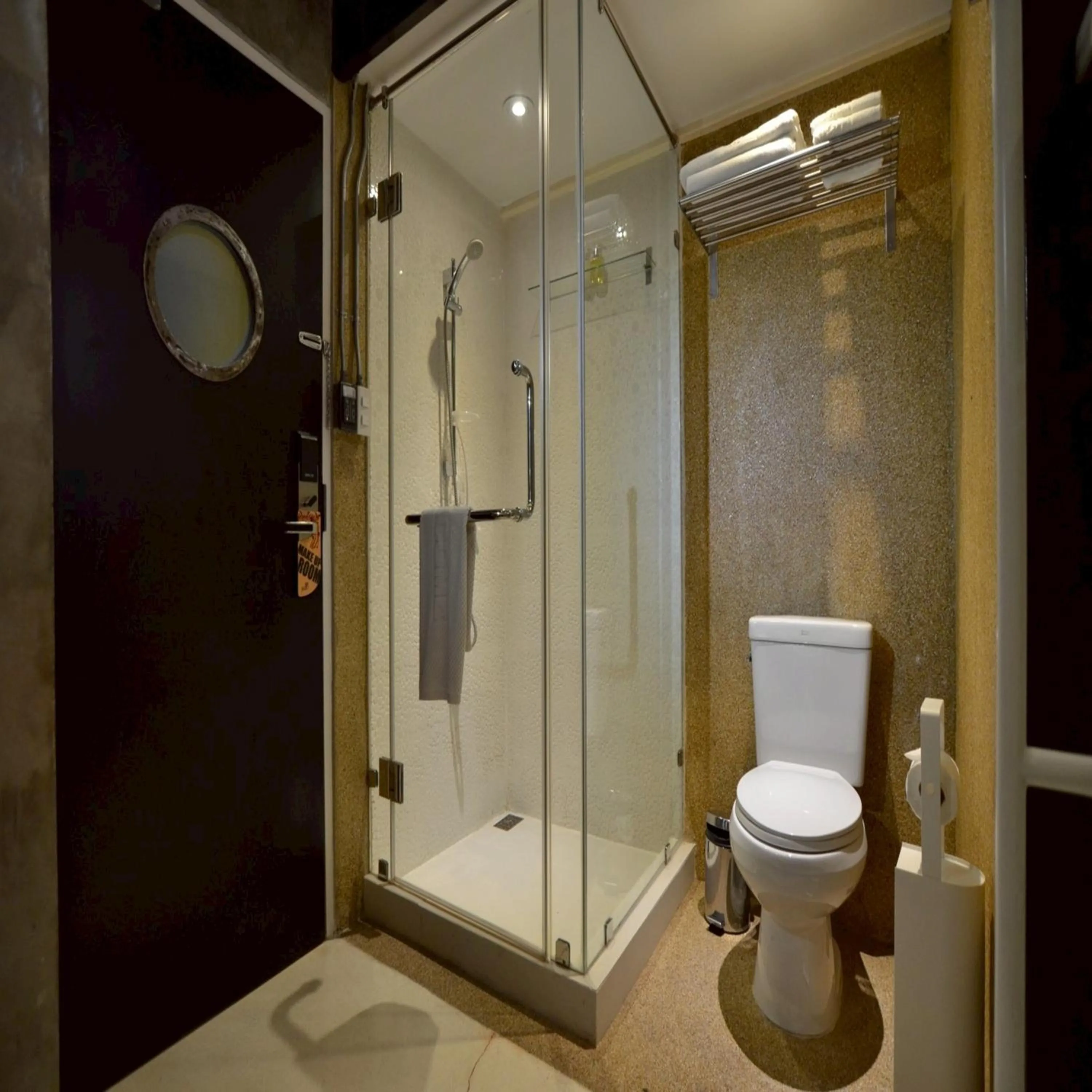 Bathroom in Collection O Jasaen Stylish Unique Hotel