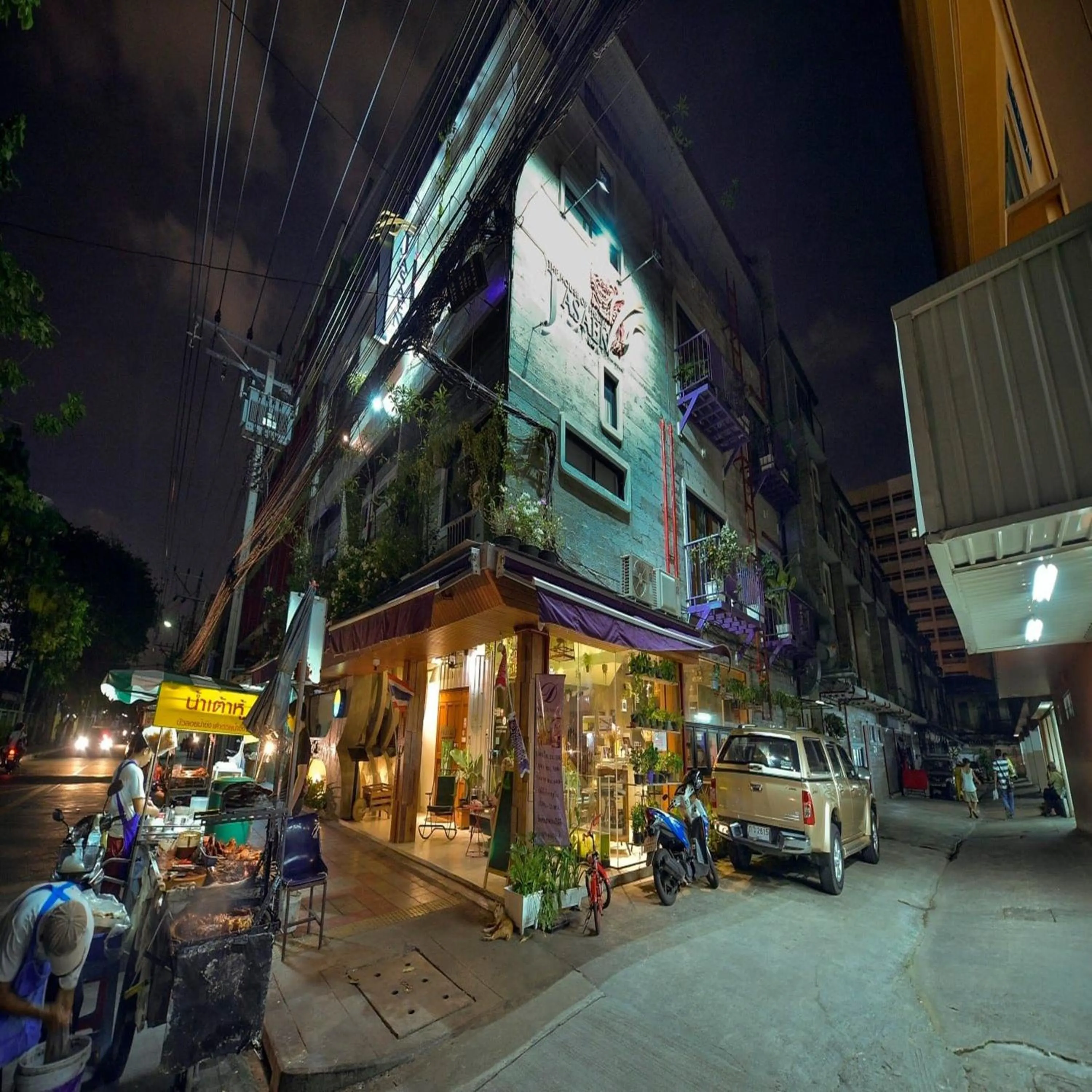 Property building in Collection O Jasaen Stylish Unique Hotel