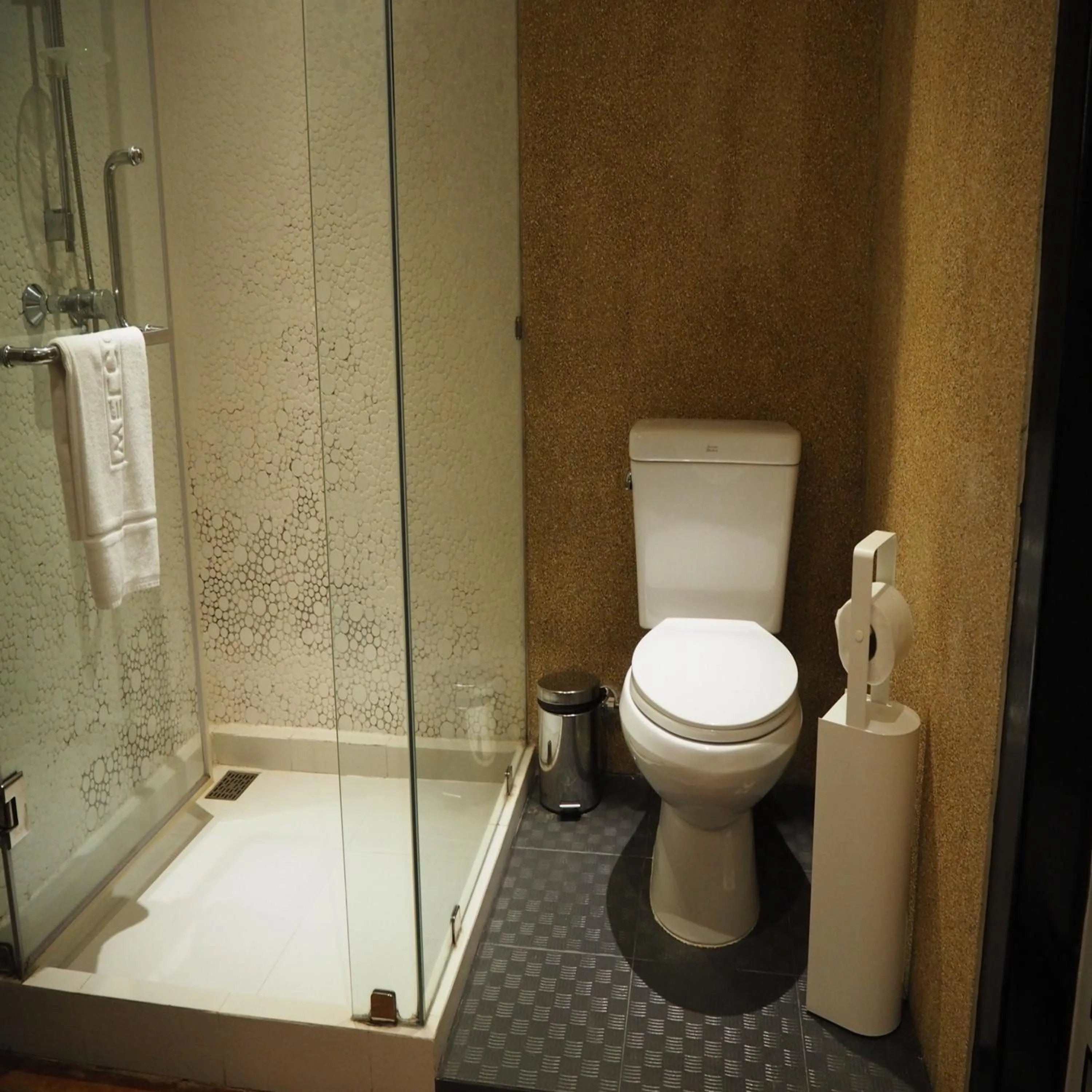 Bathroom in Collection O Jasaen Stylish Unique Hotel