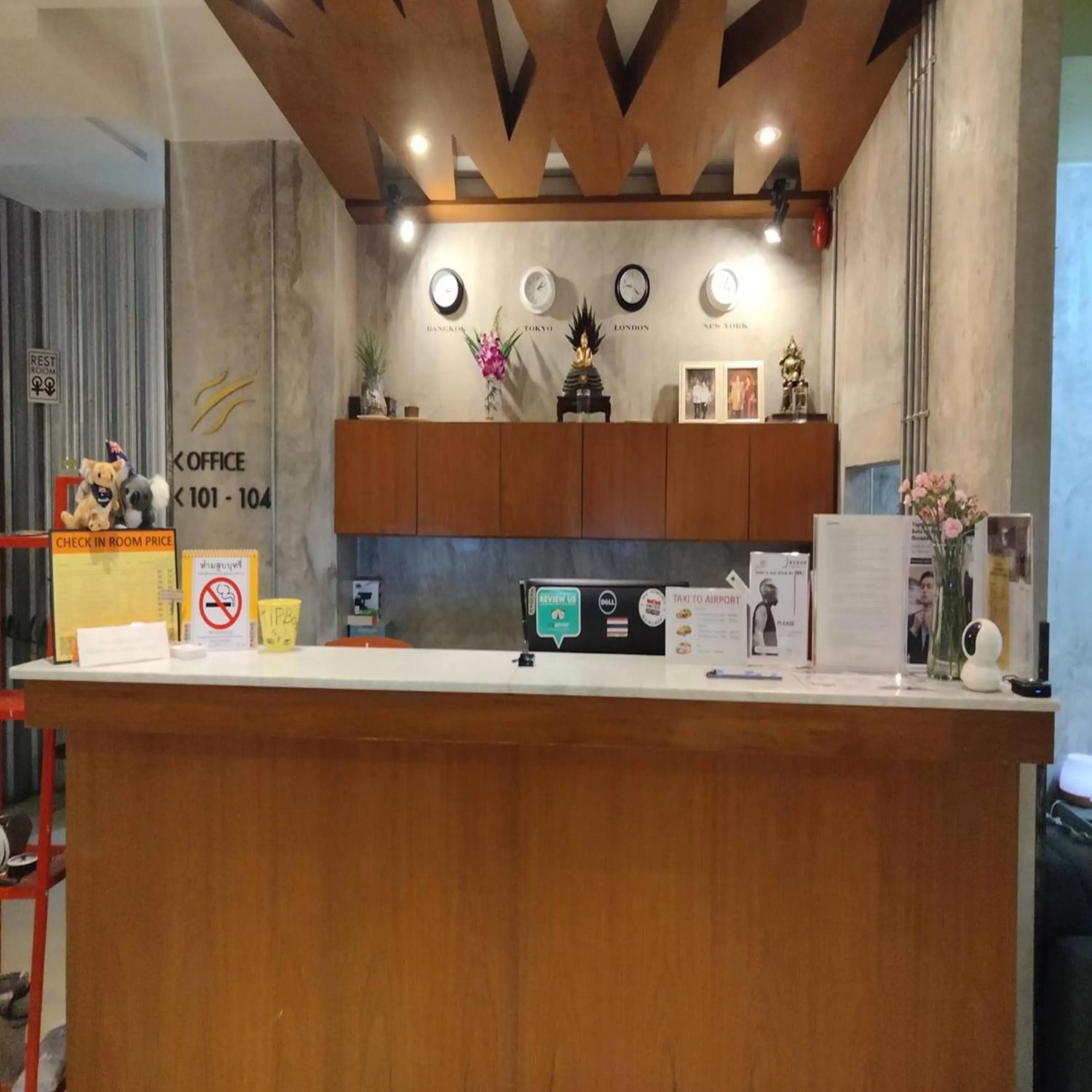 Lobby or reception in Collection O Jasaen Stylish Unique Hotel