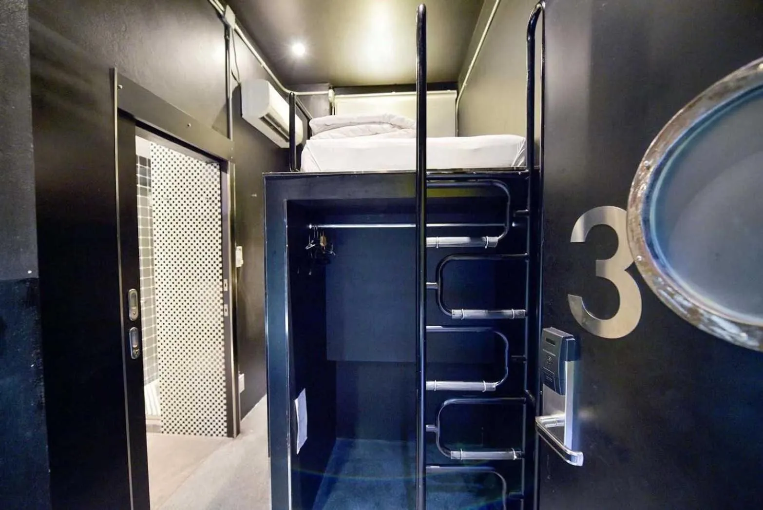 bunk bed in Collection O Jasaen Stylish Unique Hotel