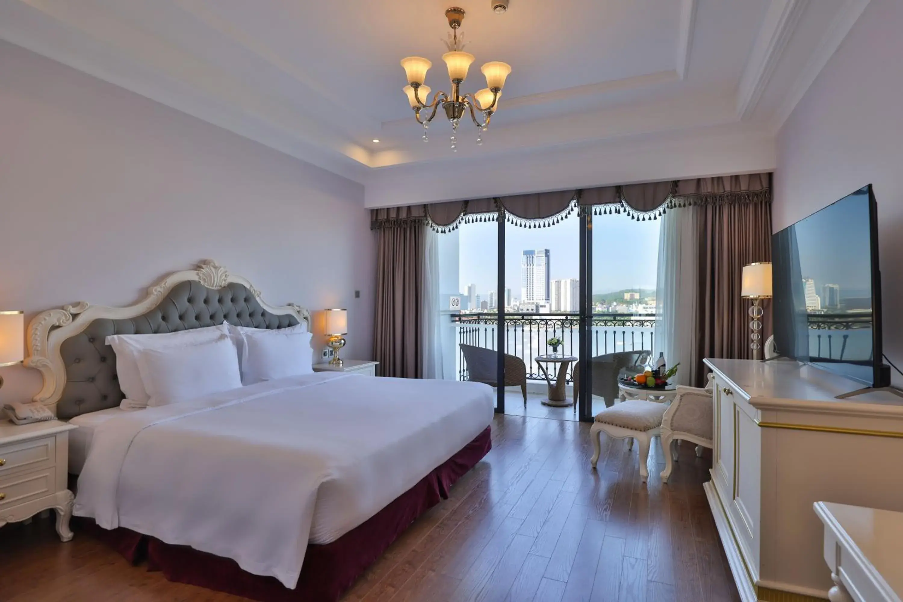 Deluxe King Bed in Vinpearl Resort & Spa Ha Long Deluxe King Bed in Vinpearl Resort & Spa Ha Long