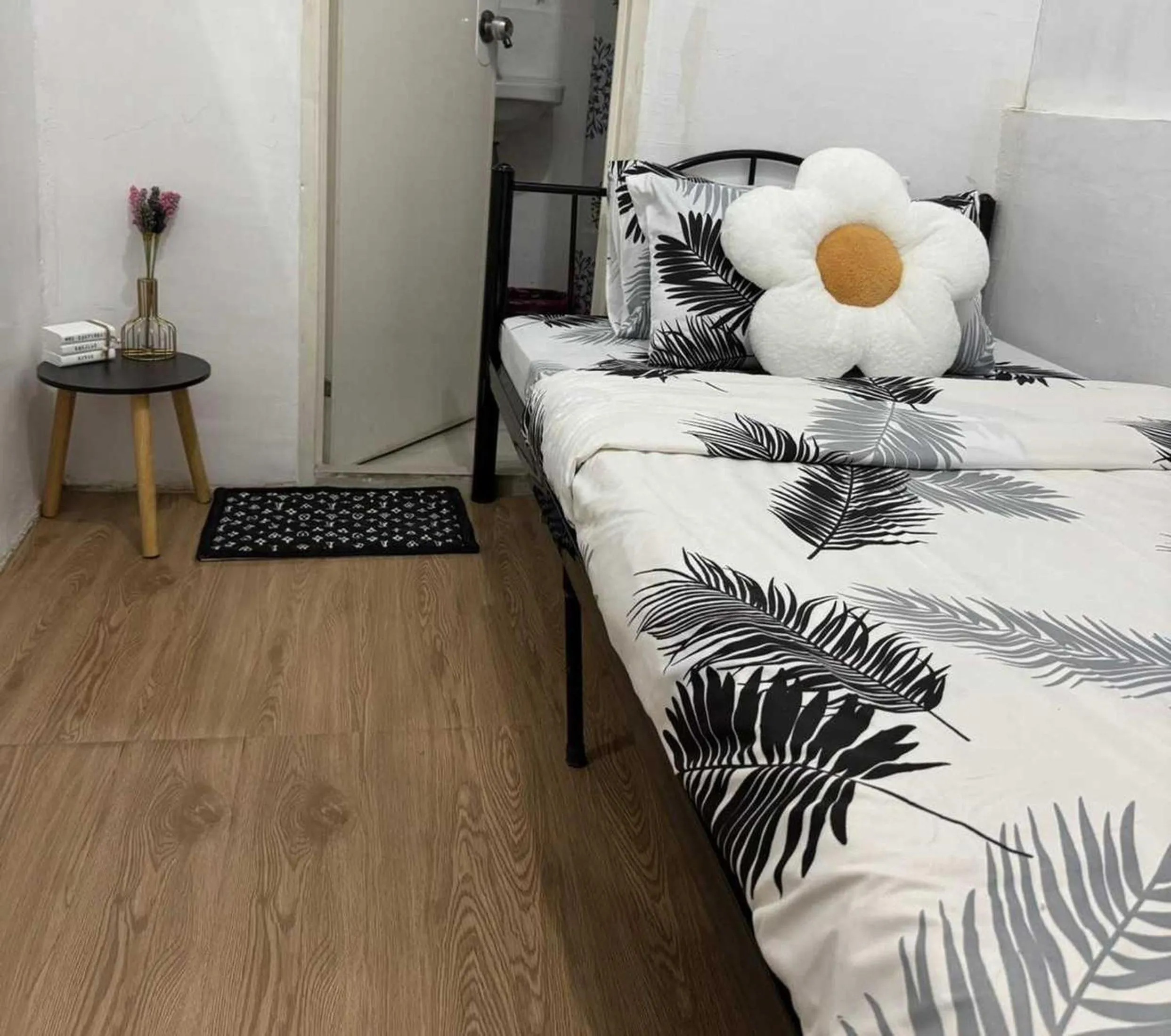 Bed in OYO 1155 Carnivale Inn