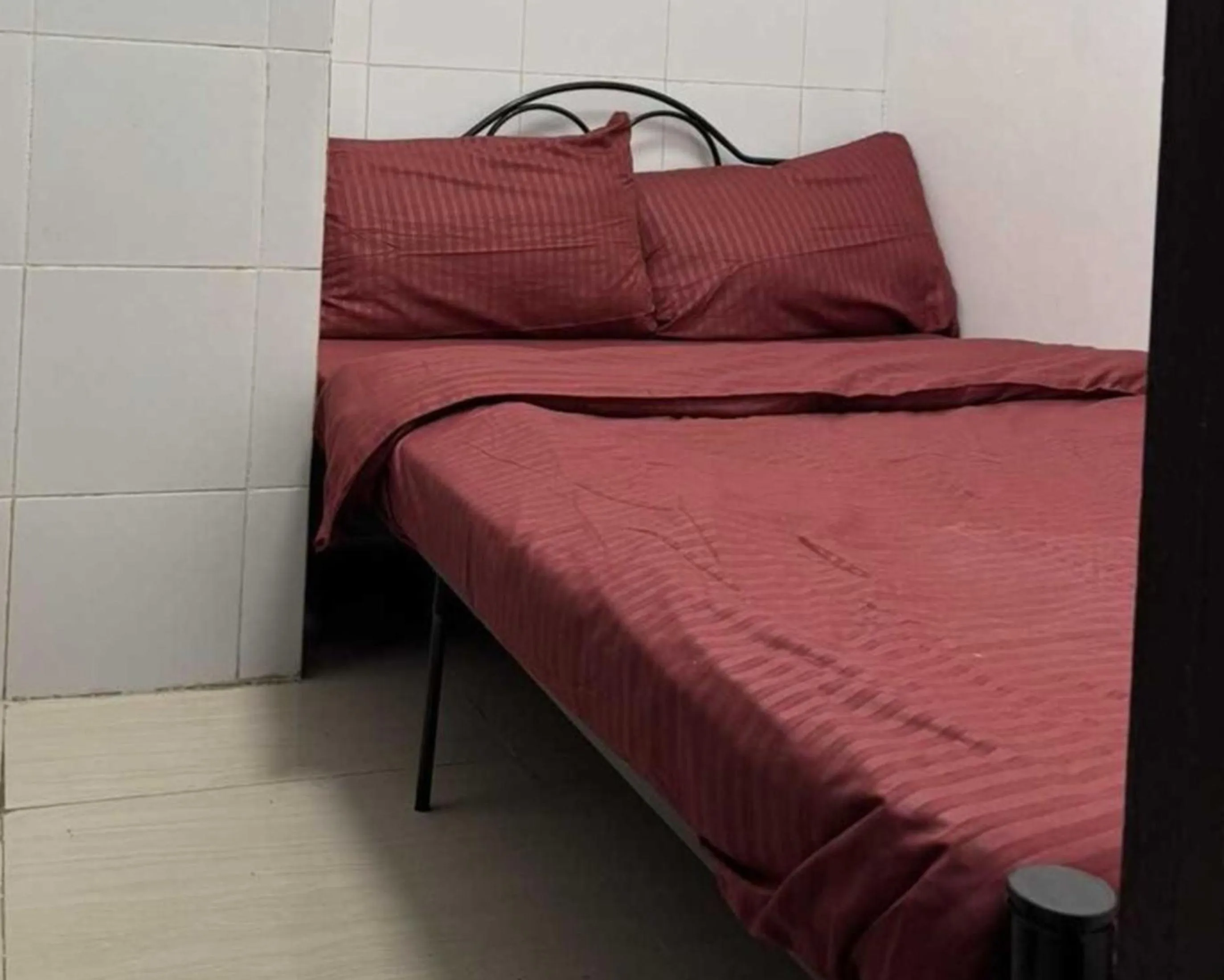 Bed in OYO 1155 Carnivale Inn