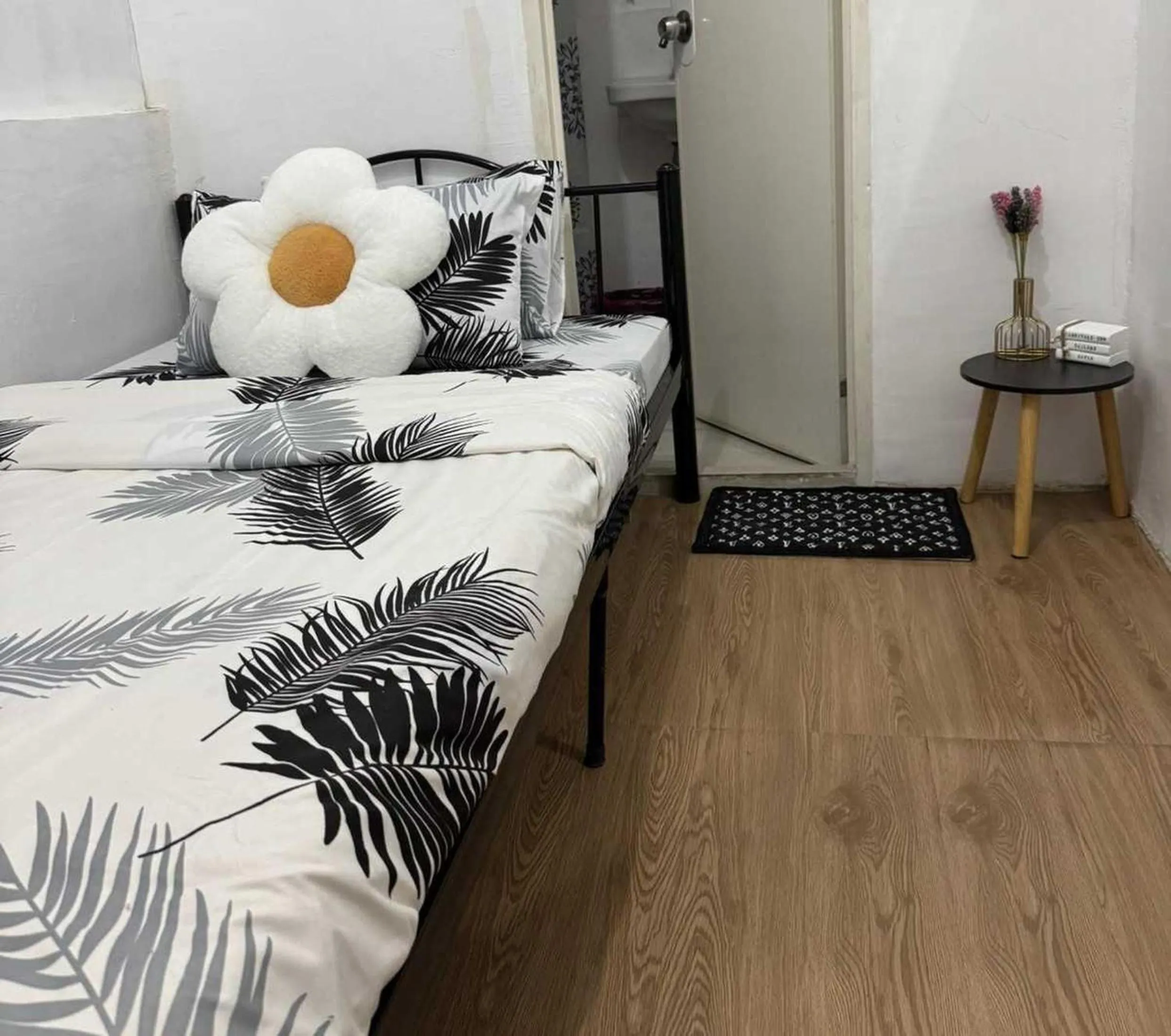 Bed in OYO 1155 Carnivale Inn