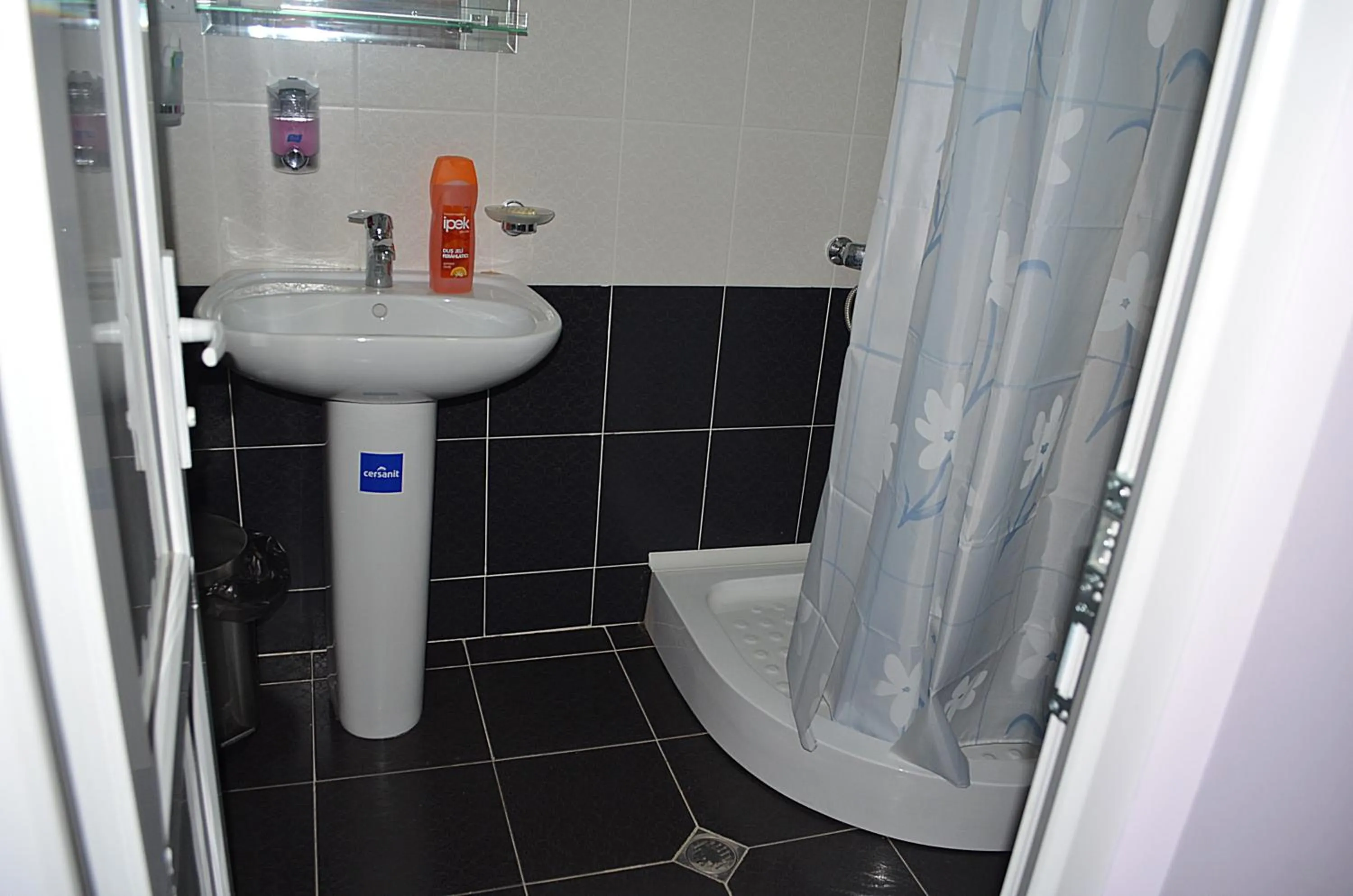 Bathroom in Hotel Okriba