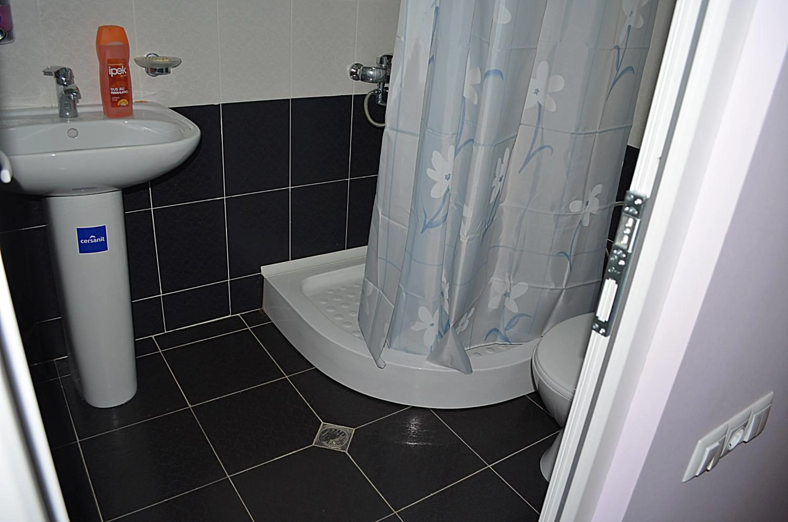 Bathroom in Hotel Okriba