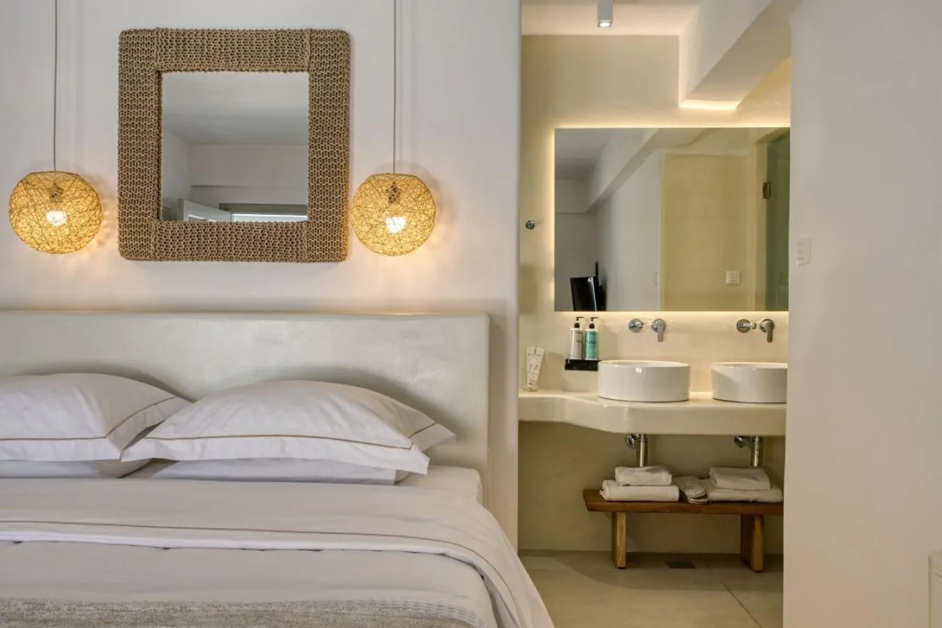 Bathroom, Bed in Nodo Boutique Hotel