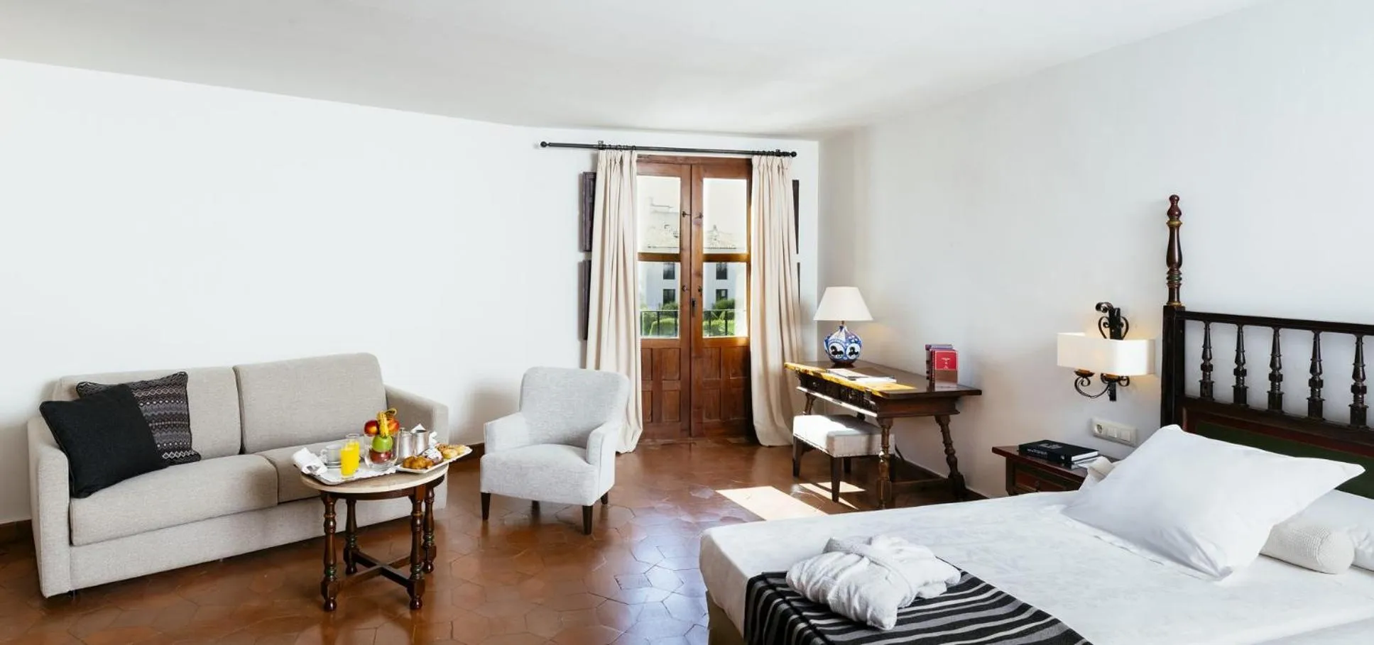 Photo of the whole room, Bed in Parador de Mérida