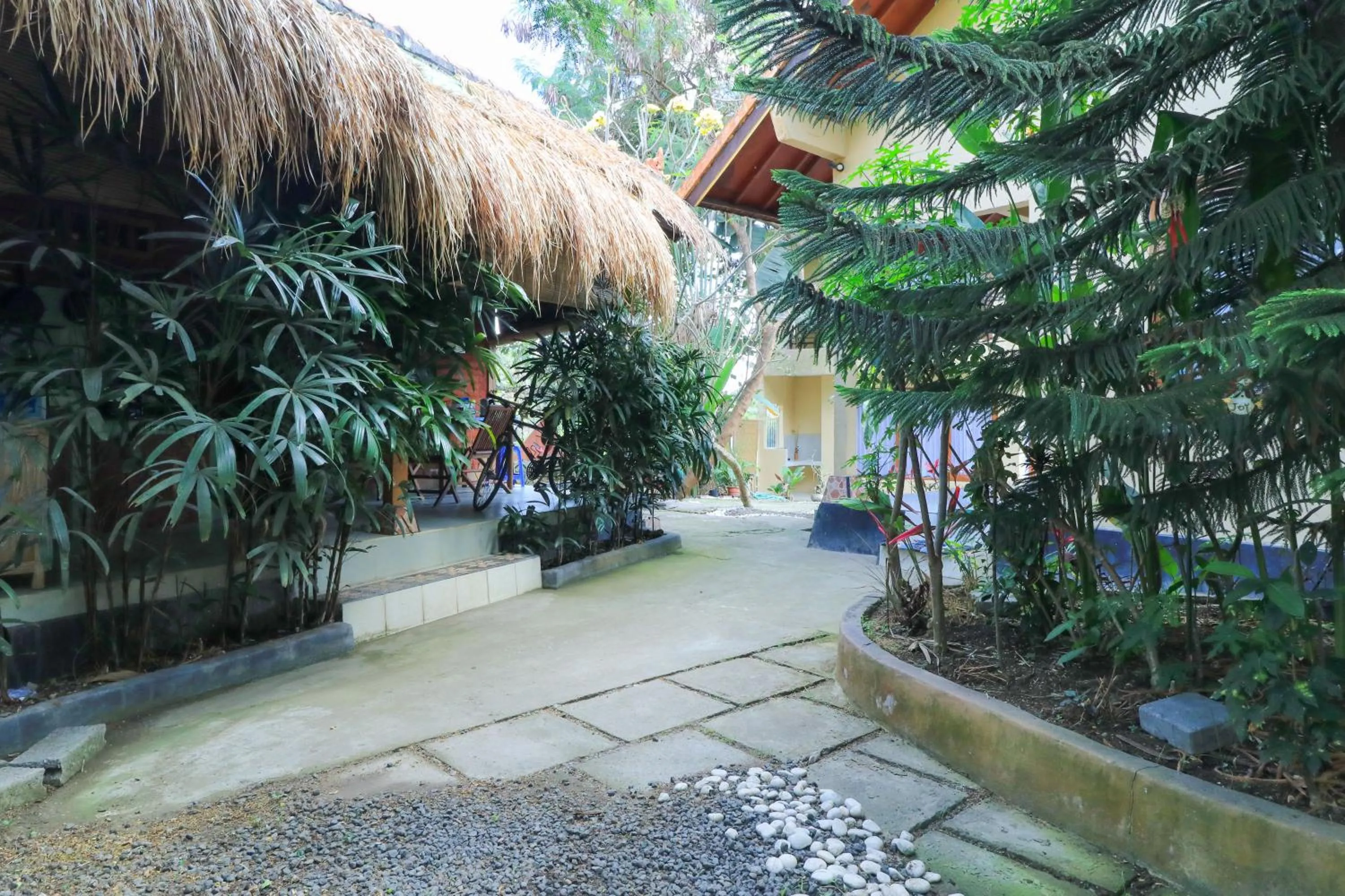 Garden in Sunari Guest House