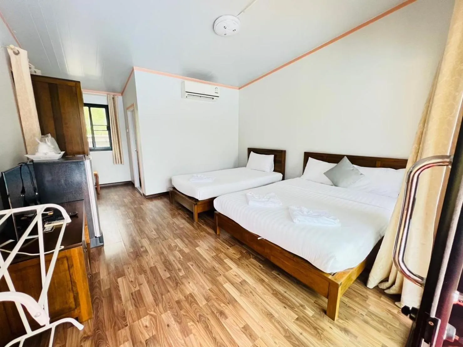 Photo of the whole room, Bed in Baan Suan Khun Yaiy