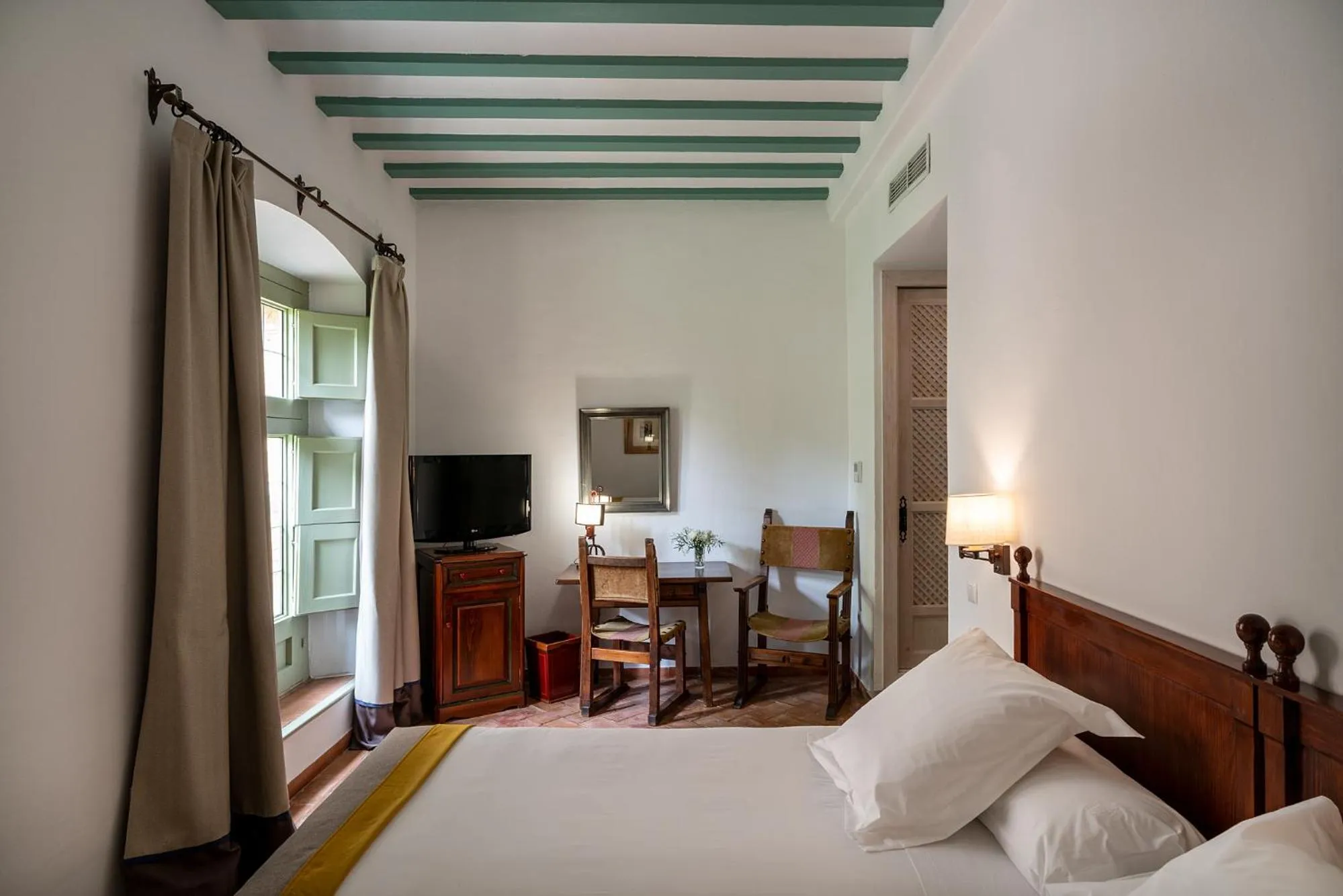 Photo of the whole room, Bed in Parador de Almagro