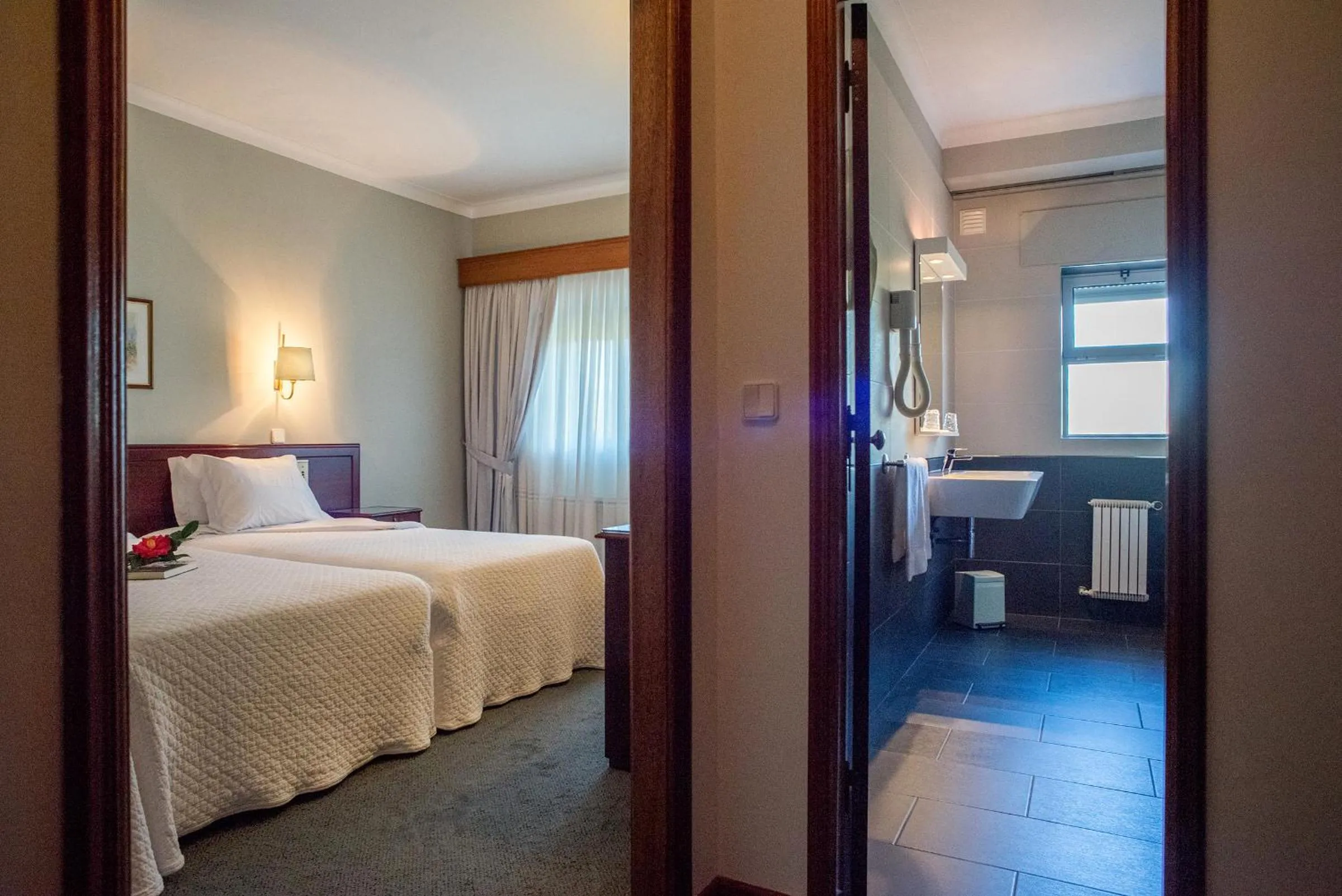 Bathroom, Bed in Hotel Boavista II