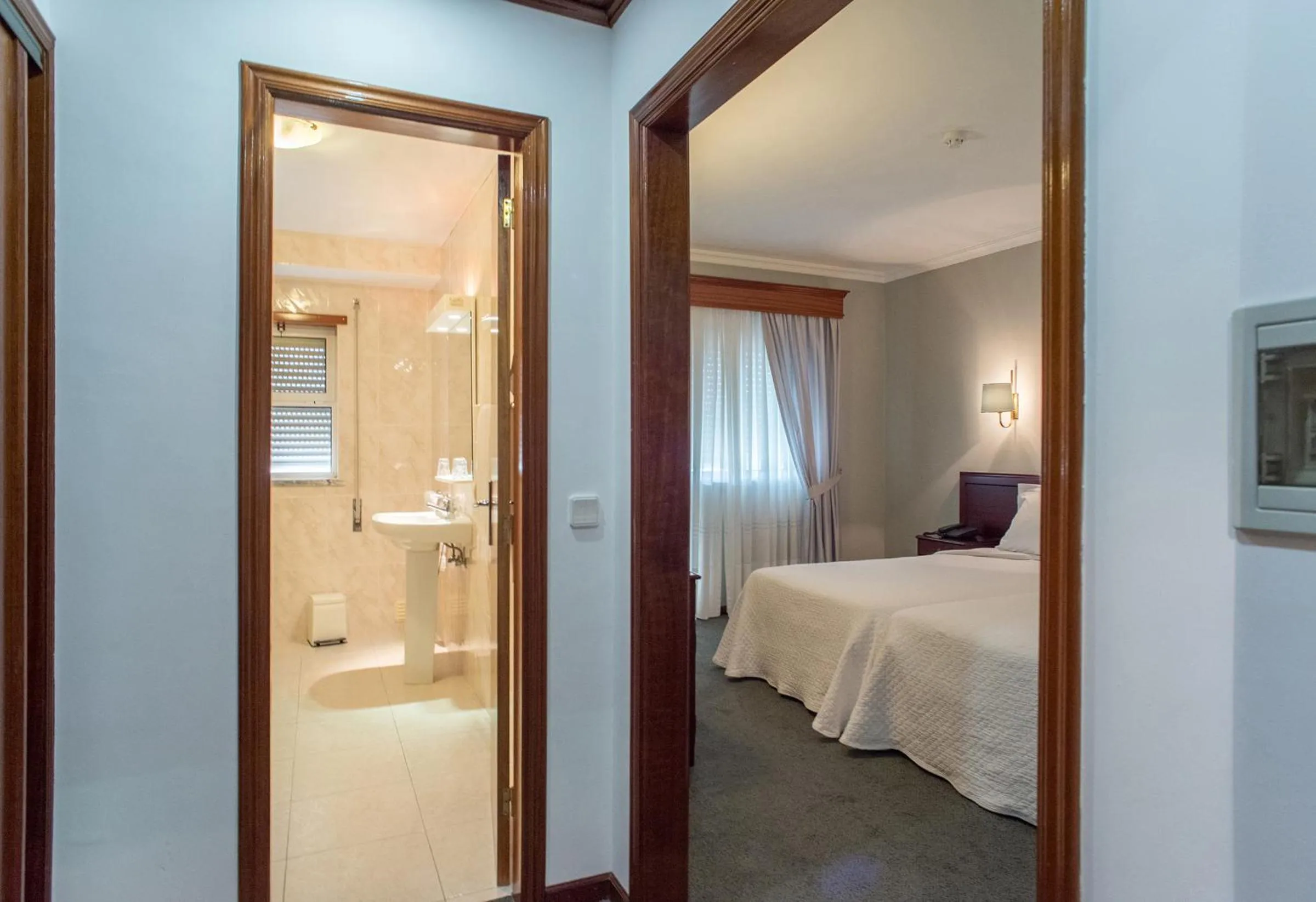 Bathroom, Bed in Hotel Boavista II