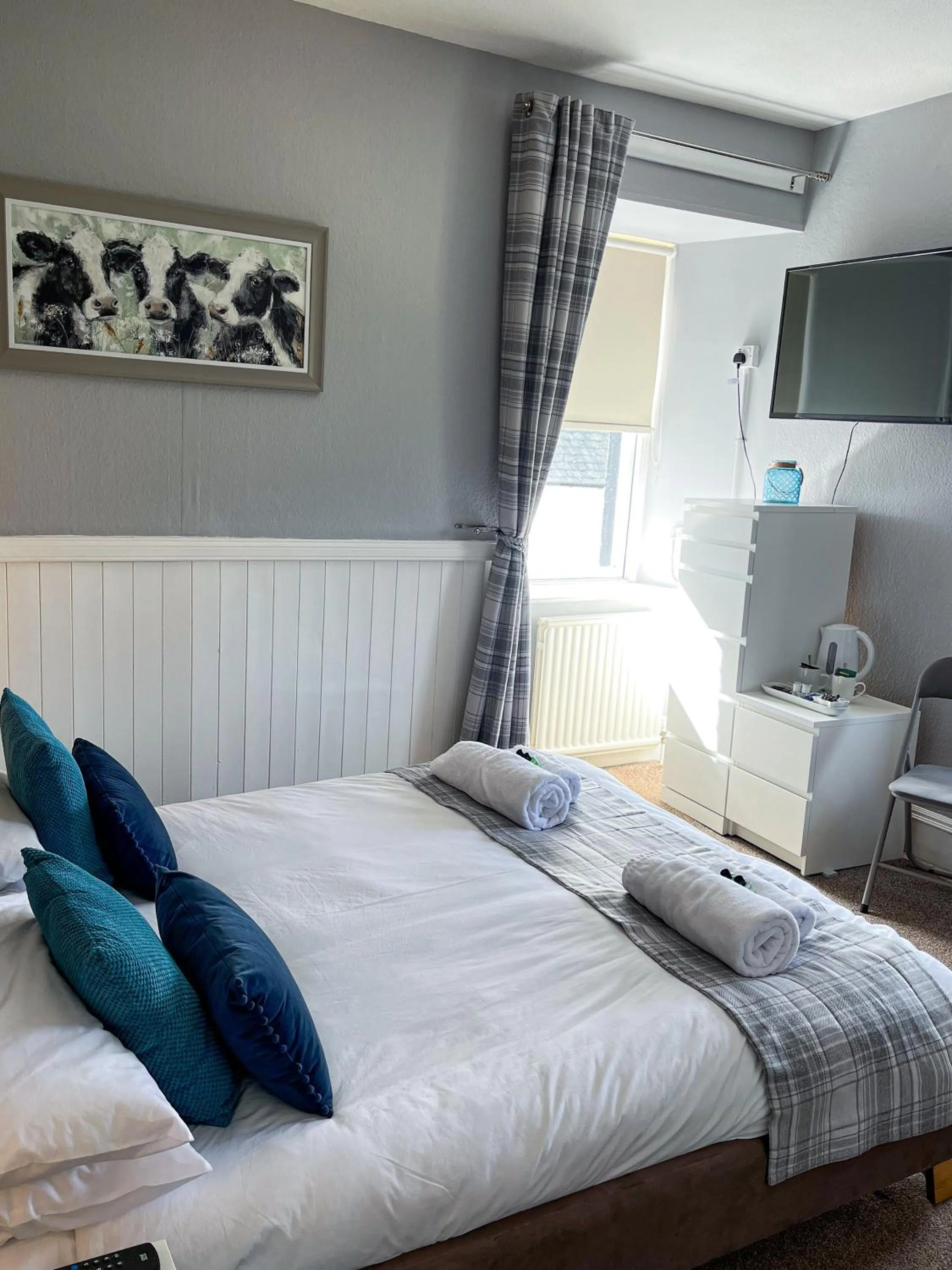 Property building, Bed in Crown and Anchor Inn