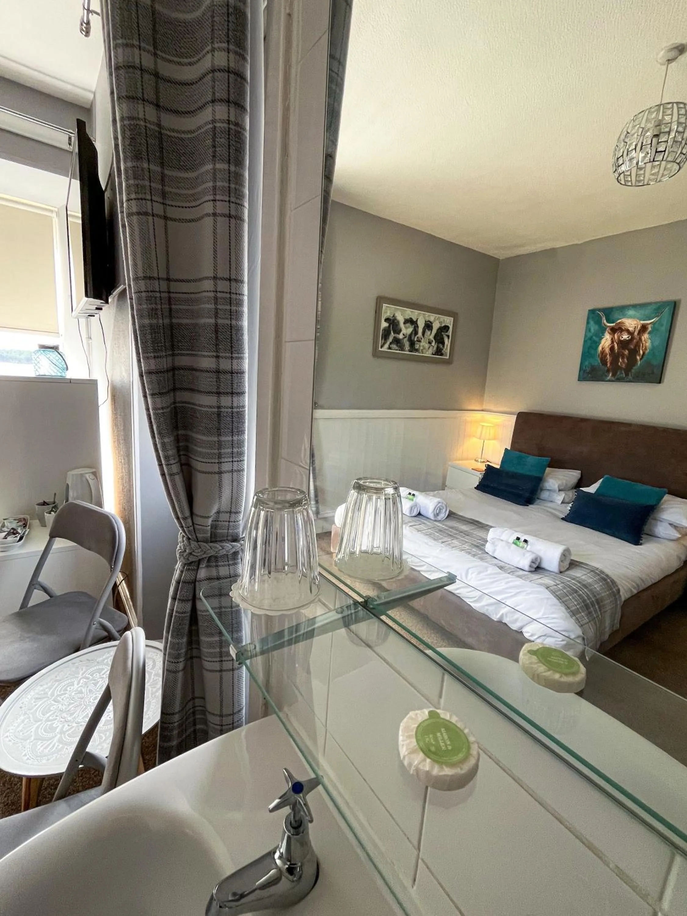 Property building, Bed in Crown and Anchor Inn