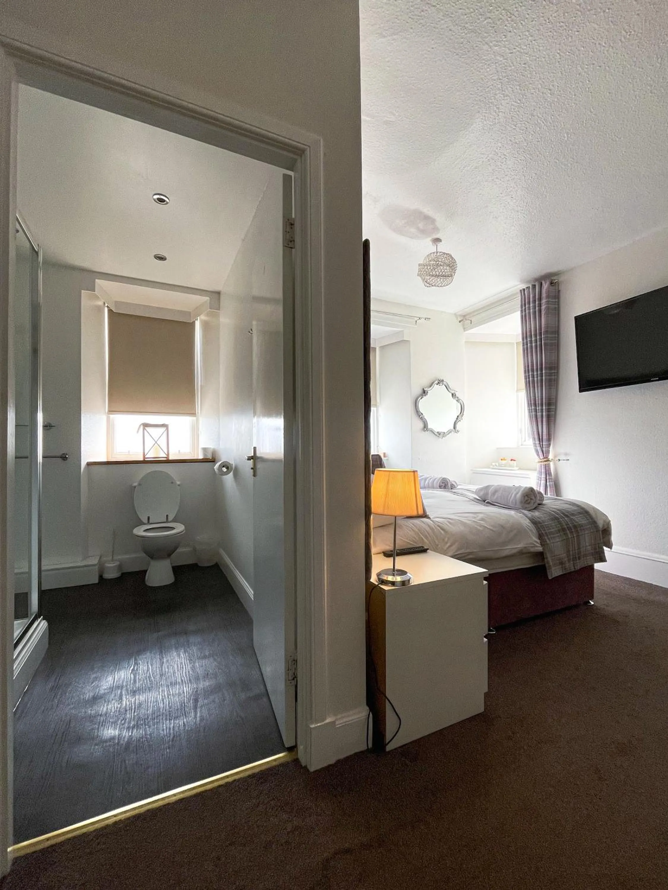 Shower, Bed in Crown and Anchor Inn