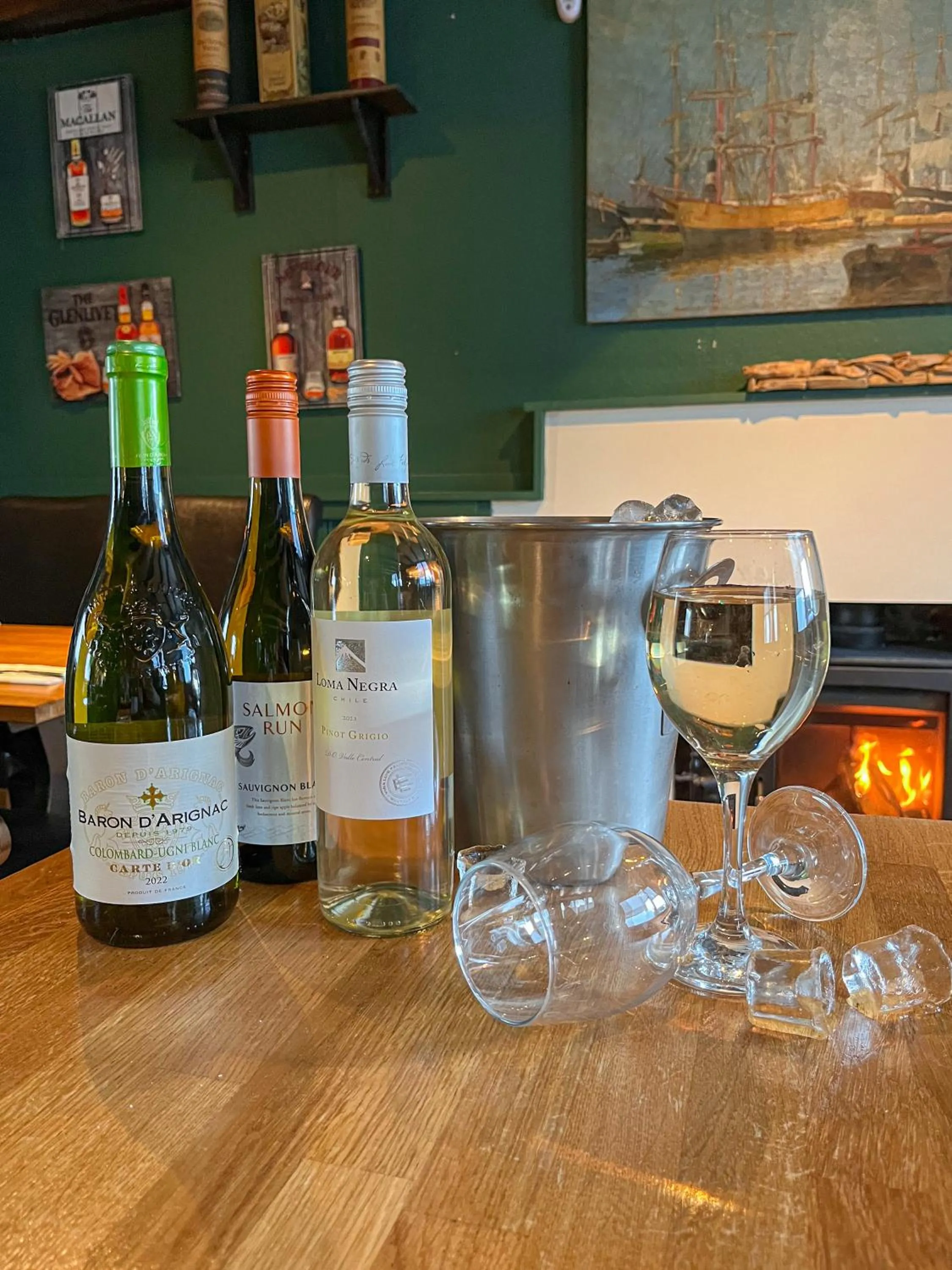 Lounge or bar in Crown and Anchor Inn