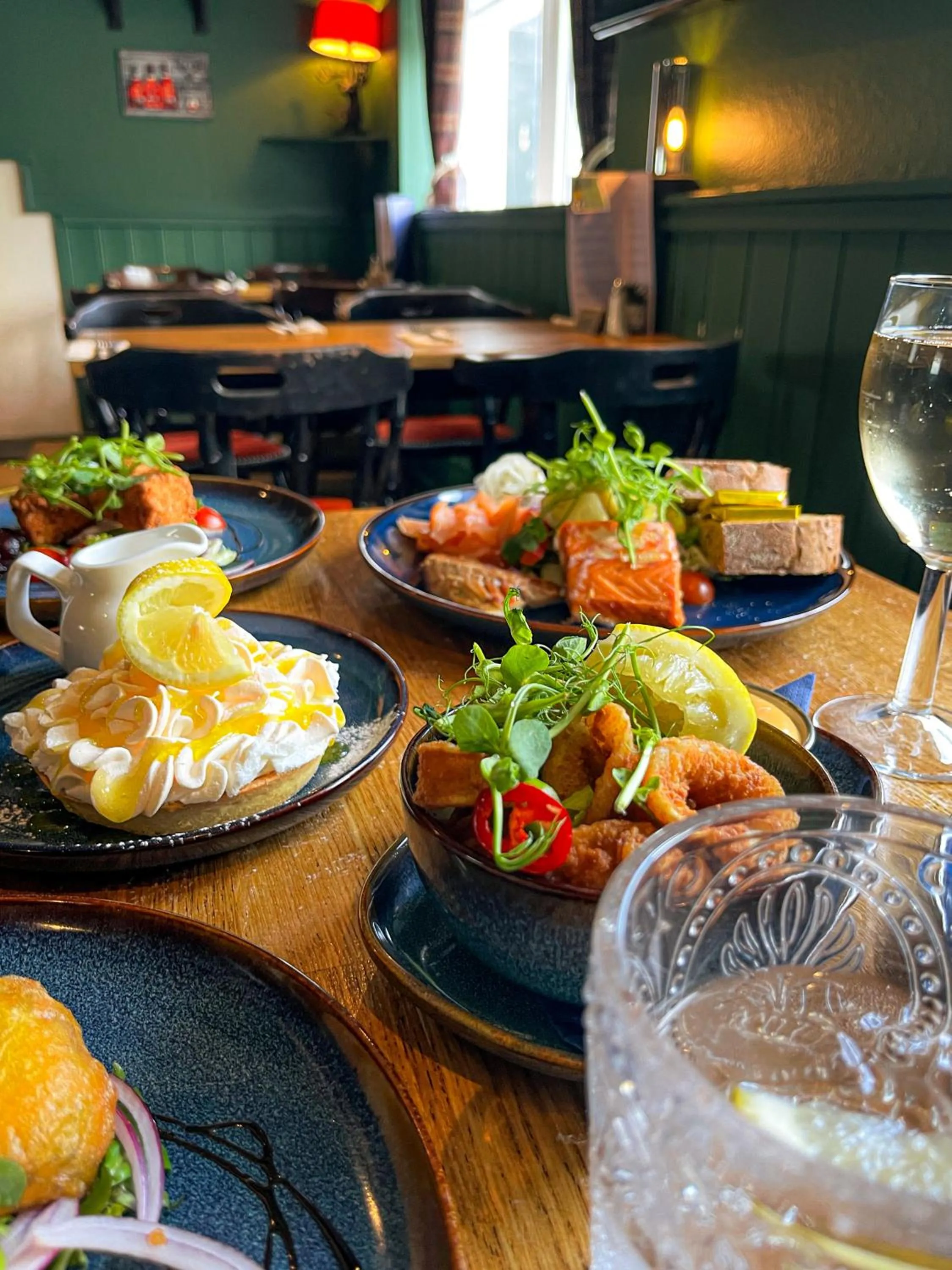 Restaurant/places to eat in Crown and Anchor Inn