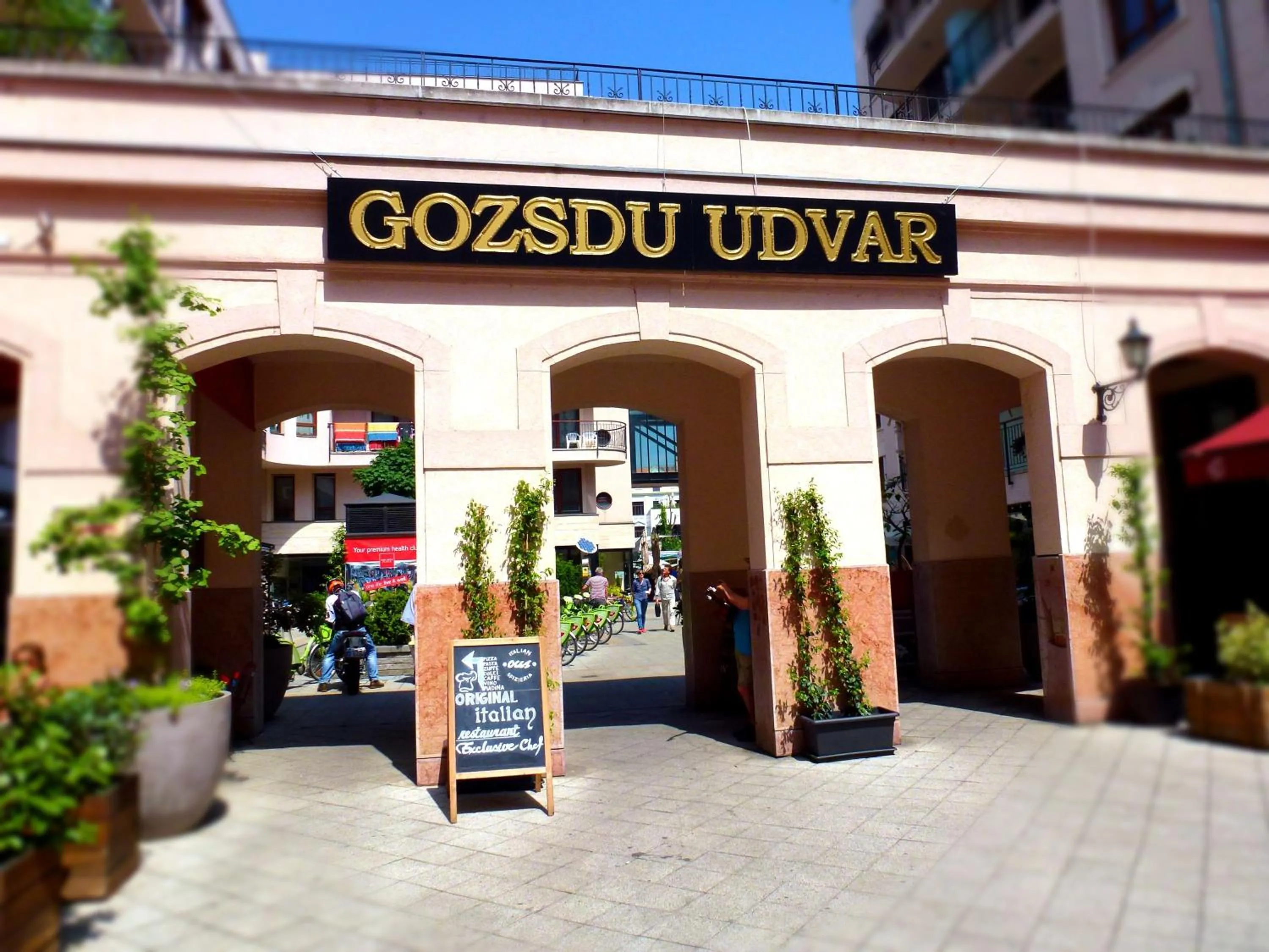 Facade/entrance in Gozsdu Apartment