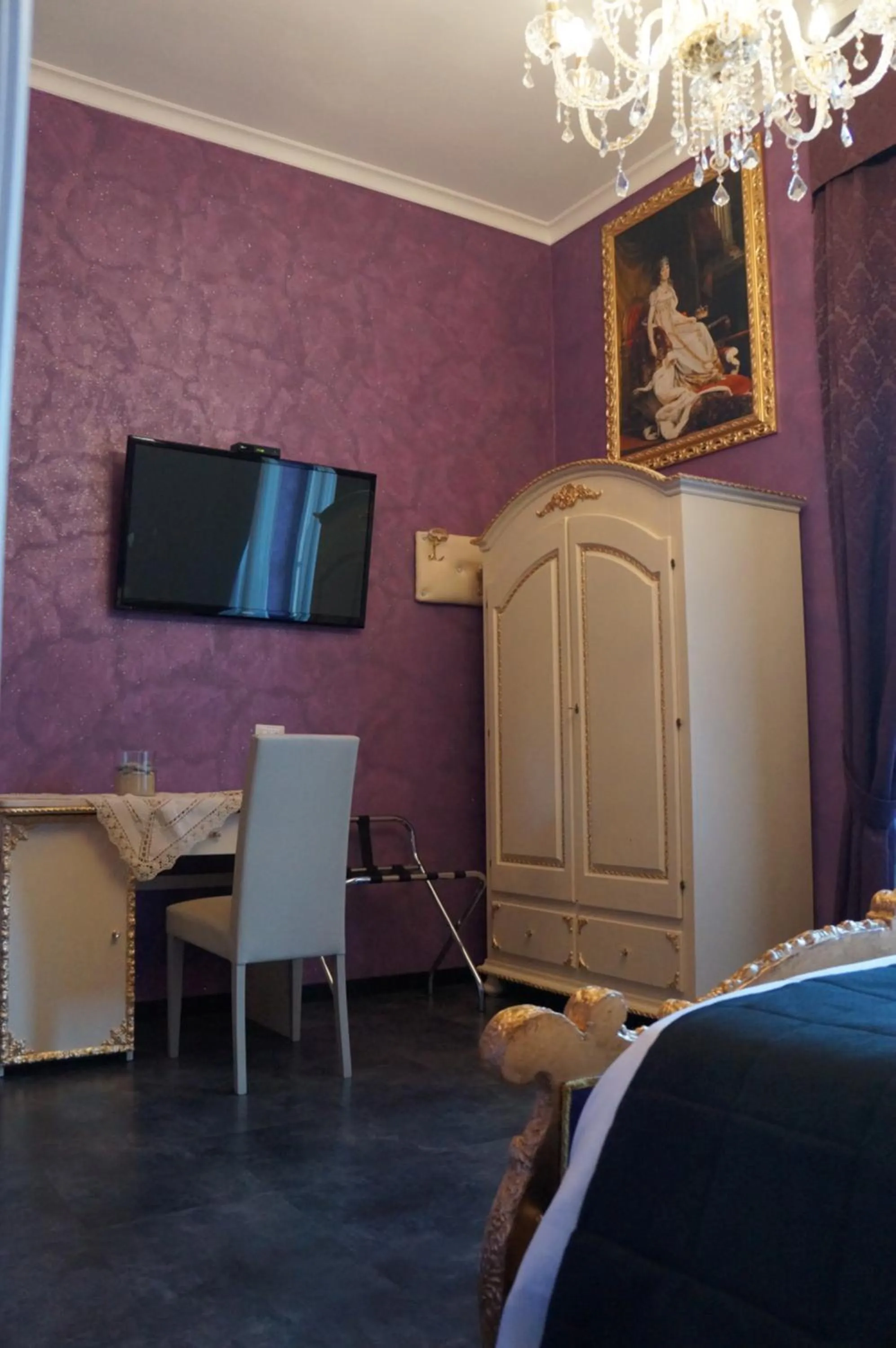 Photo of the whole room, Bed in Pope's Suites