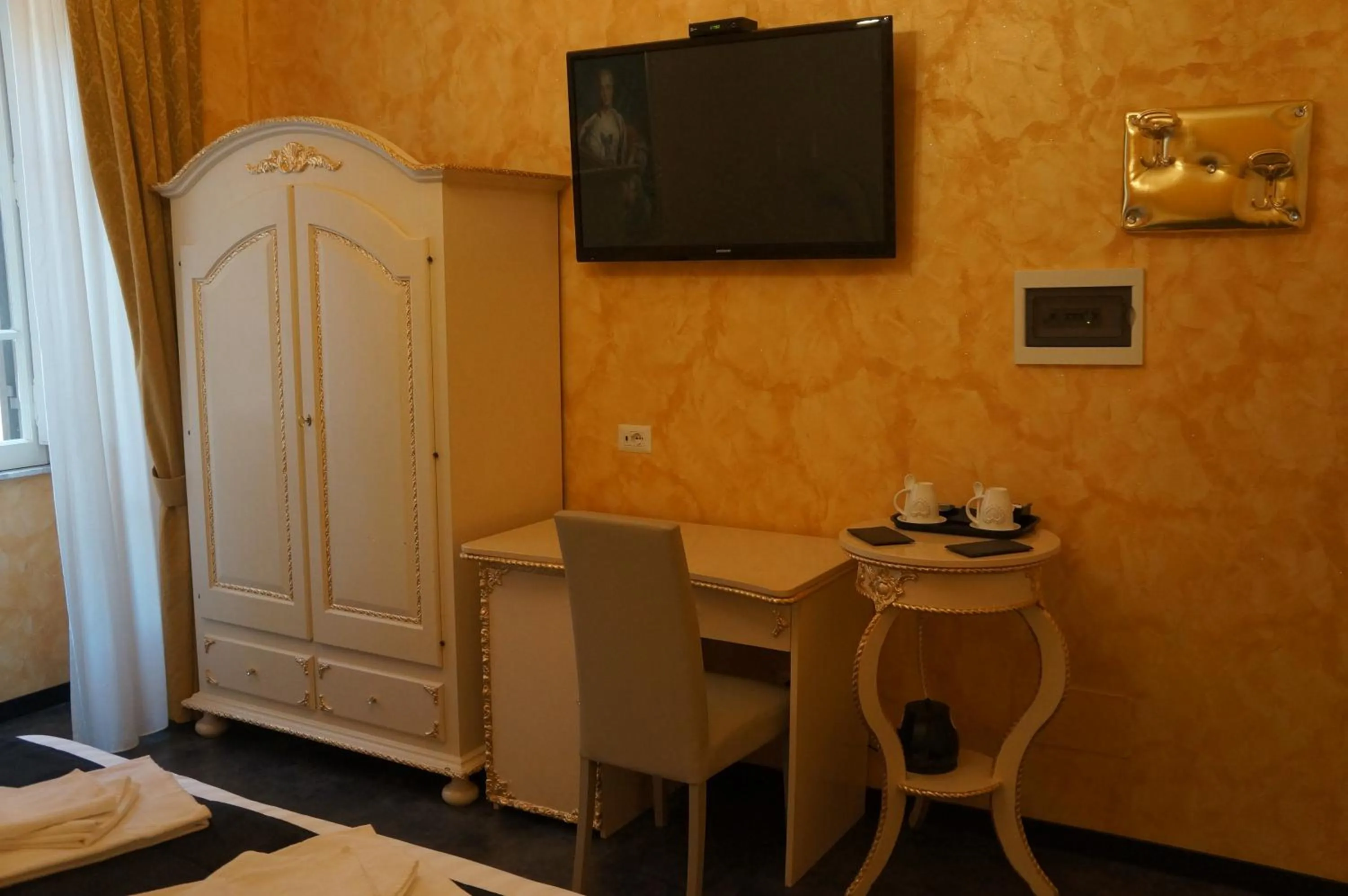 Coffee/tea facilities in Pope's Suites