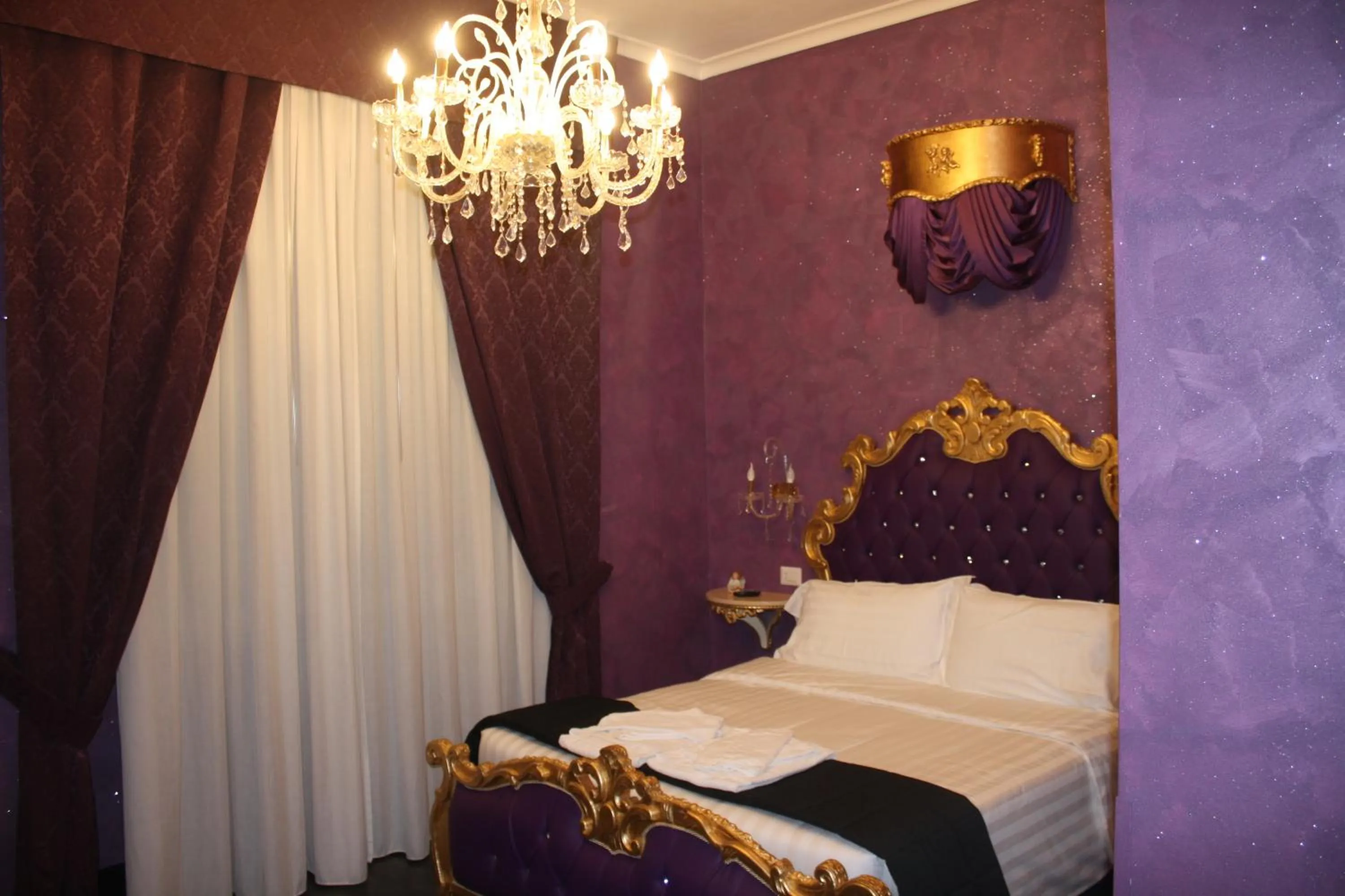 Photo of the whole room, Bed in Pope's Suites