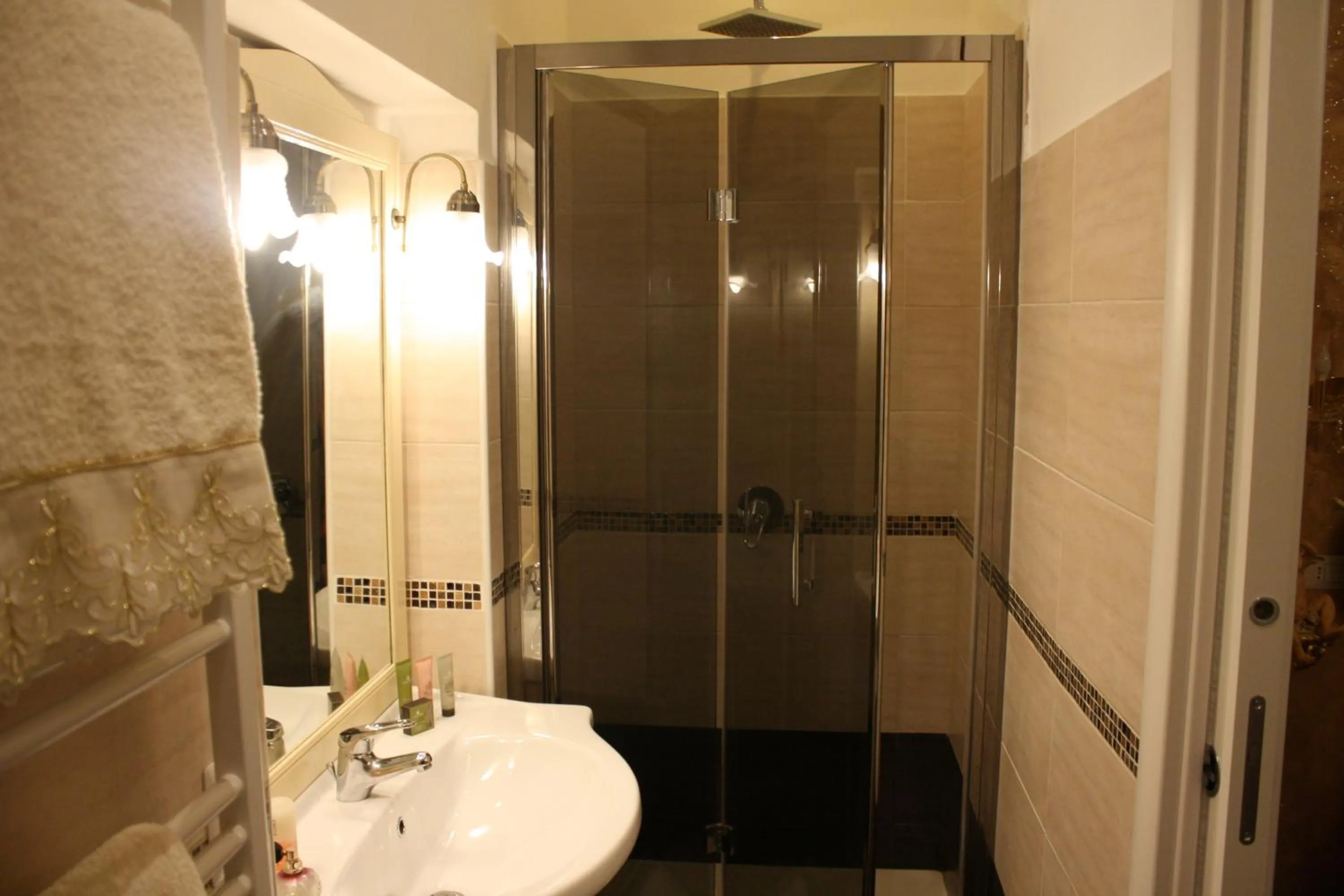 Shower in Pope's Suites