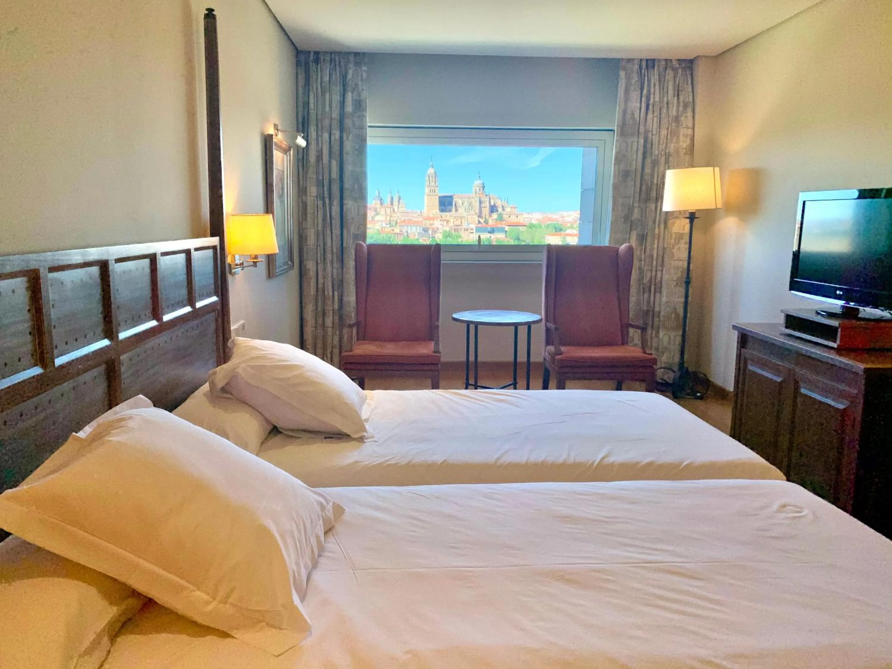 Photo of the whole room, Bed in Parador de Salamanca