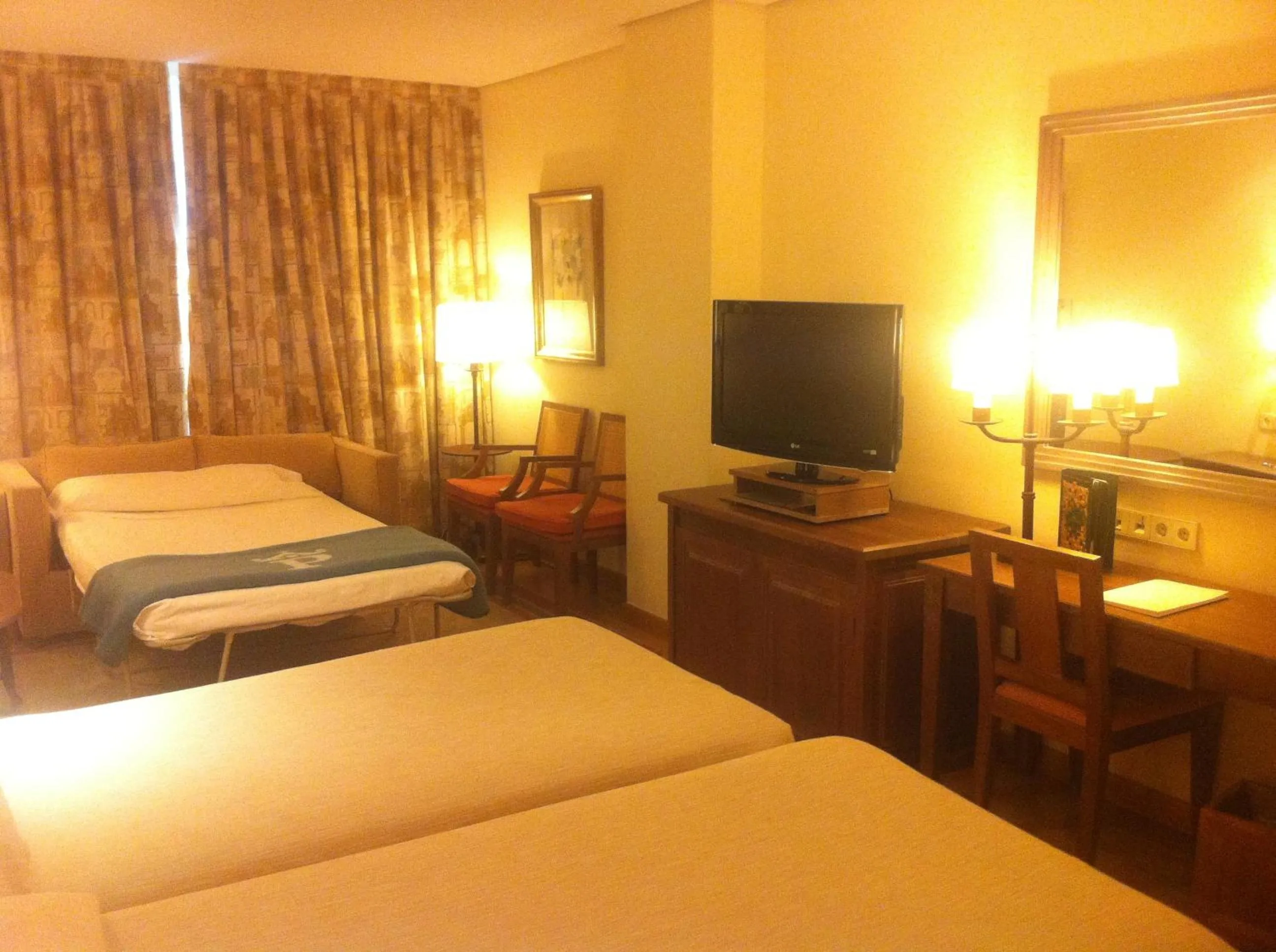 Photo of the whole room, Bed in Parador de Salamanca