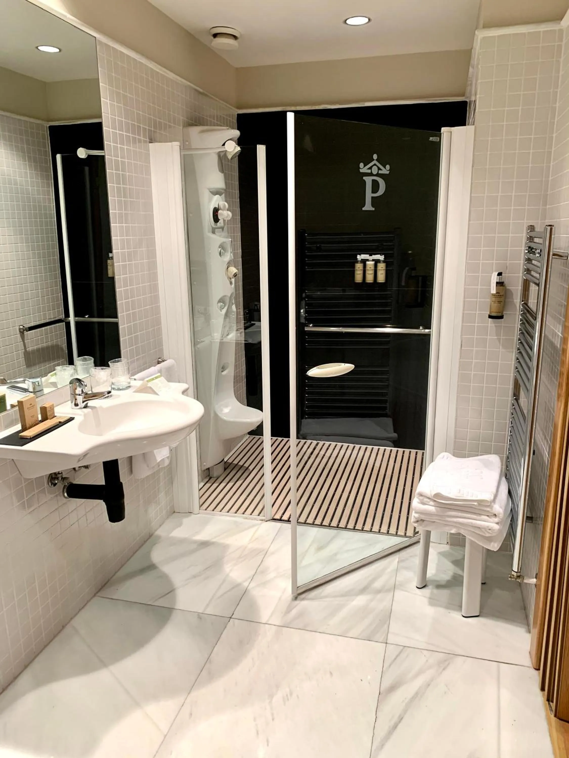 Shower in Parador de Salamanca