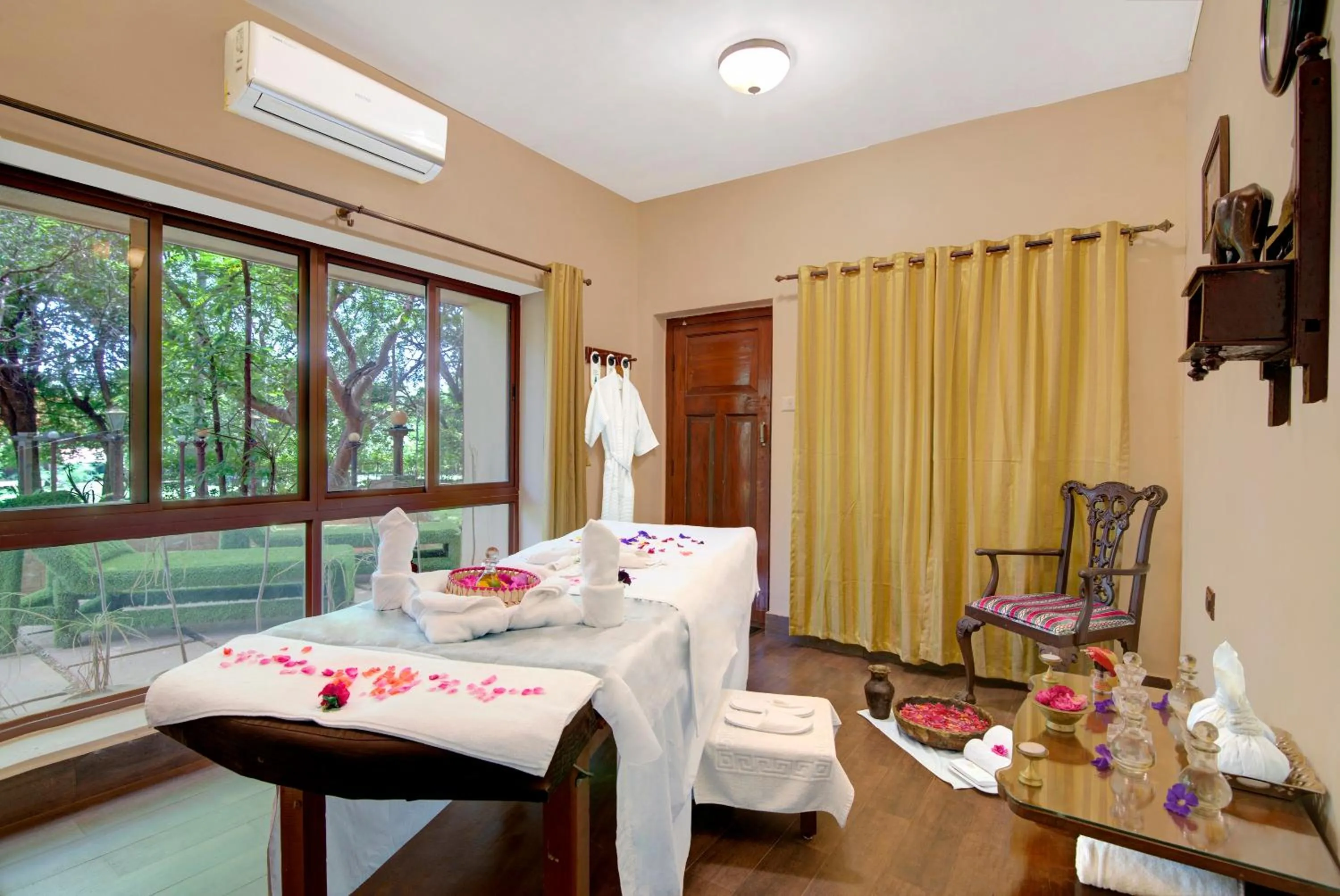 Bed in WelcomHeritage Shivavilas Palace, HAMPI