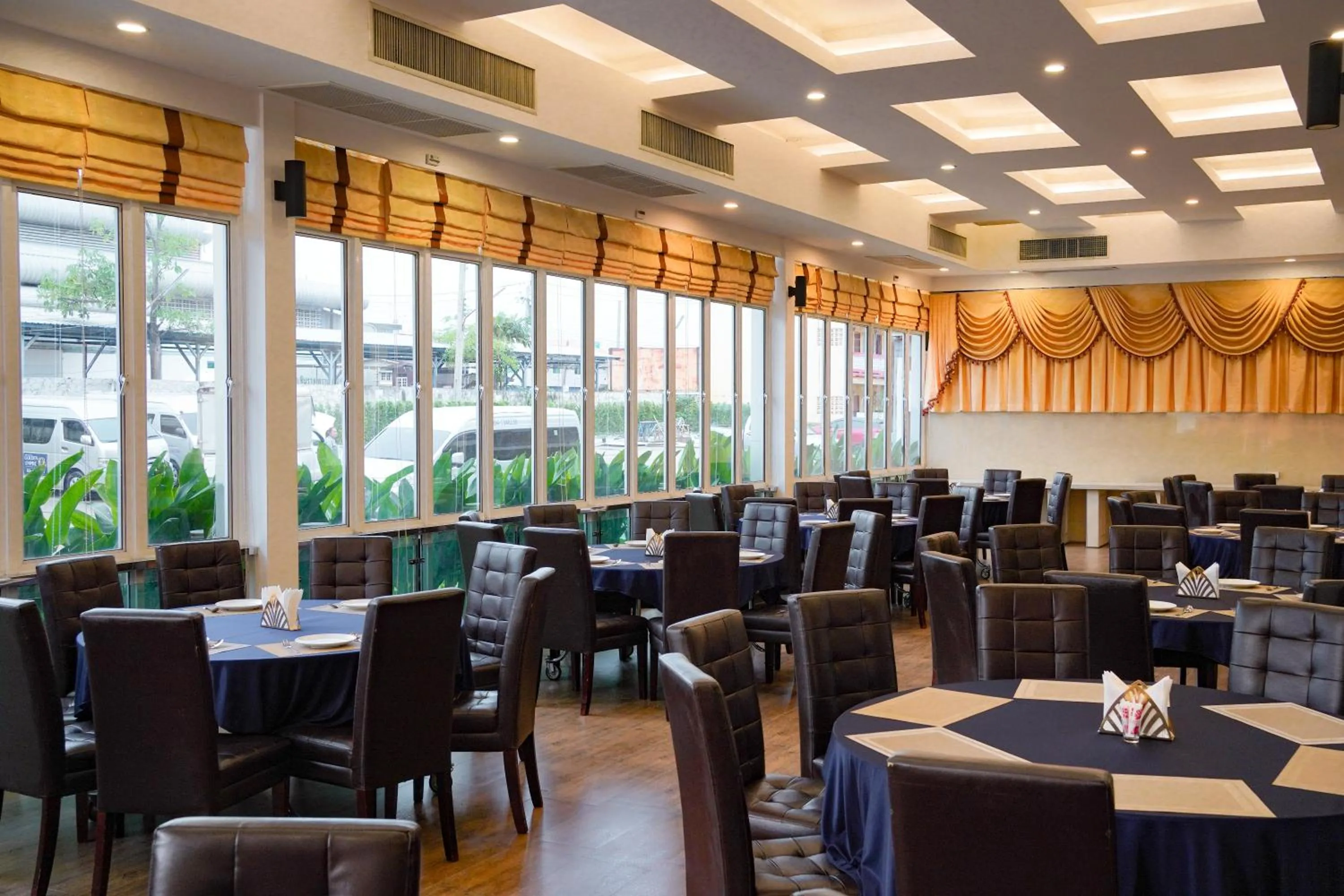 Restaurant/places to eat in Golden Empire Suvarnabhumi Hotel