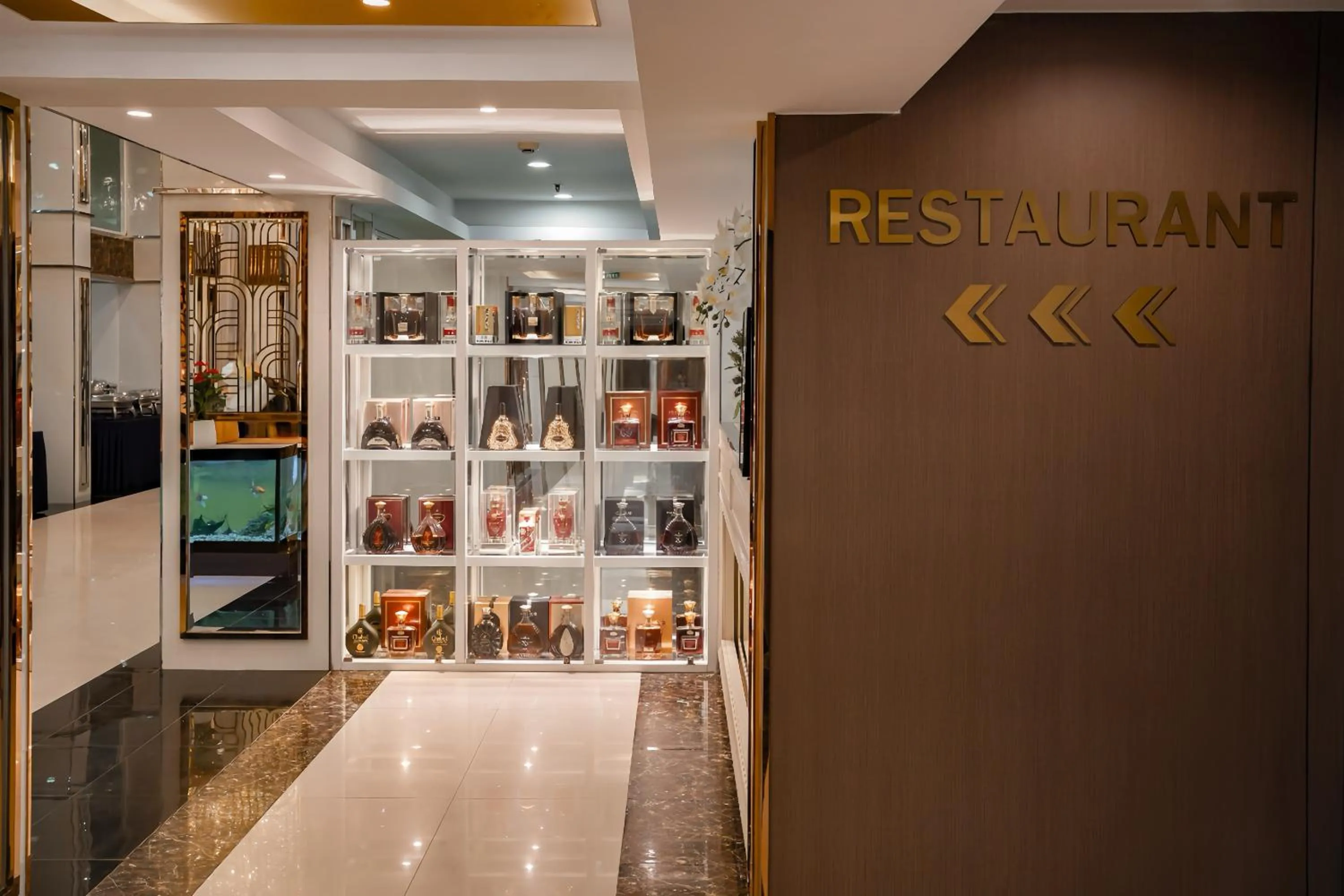 Restaurant/places to eat in Golden Empire Suvarnabhumi Hotel