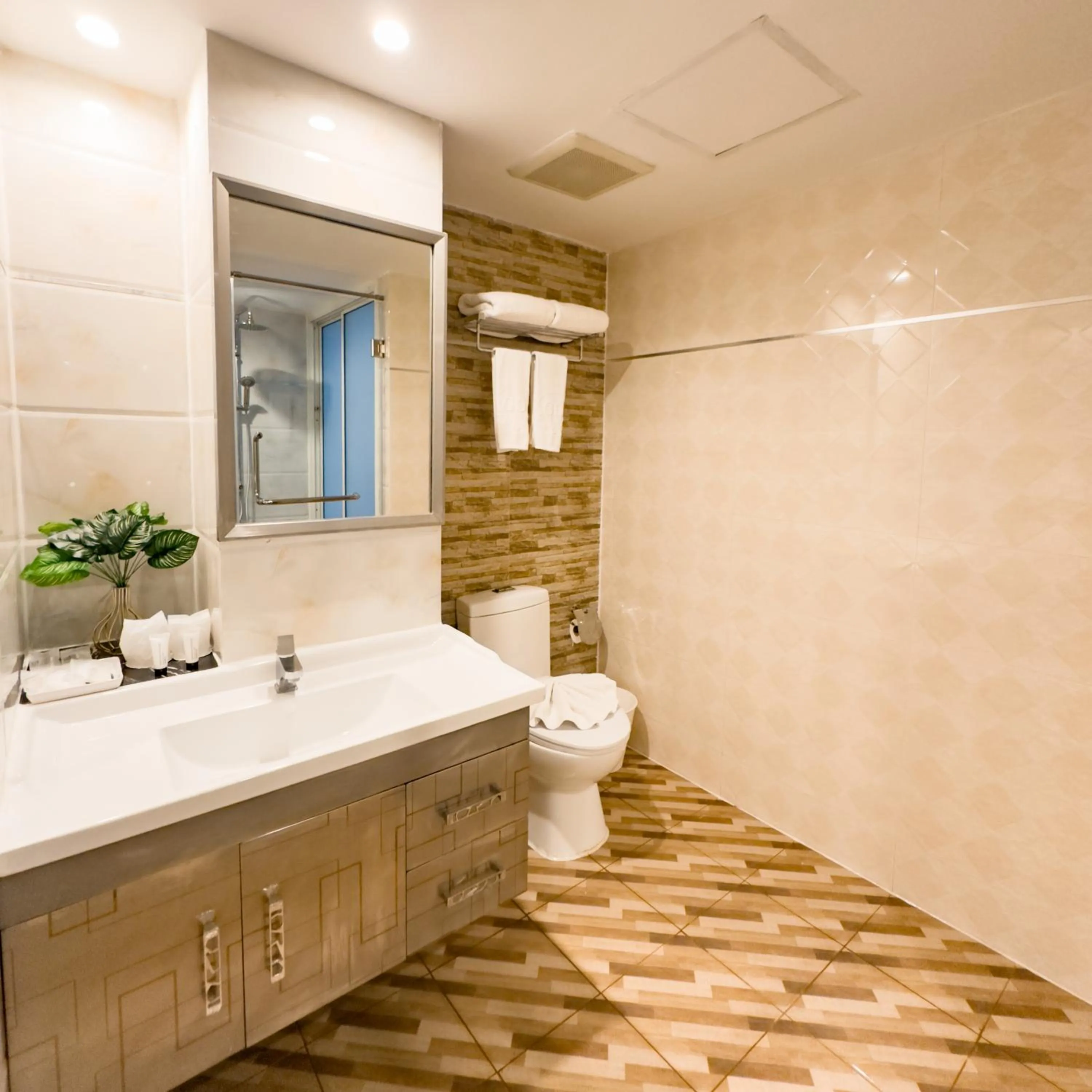 Bathroom in Golden Empire Suvarnabhumi Hotel