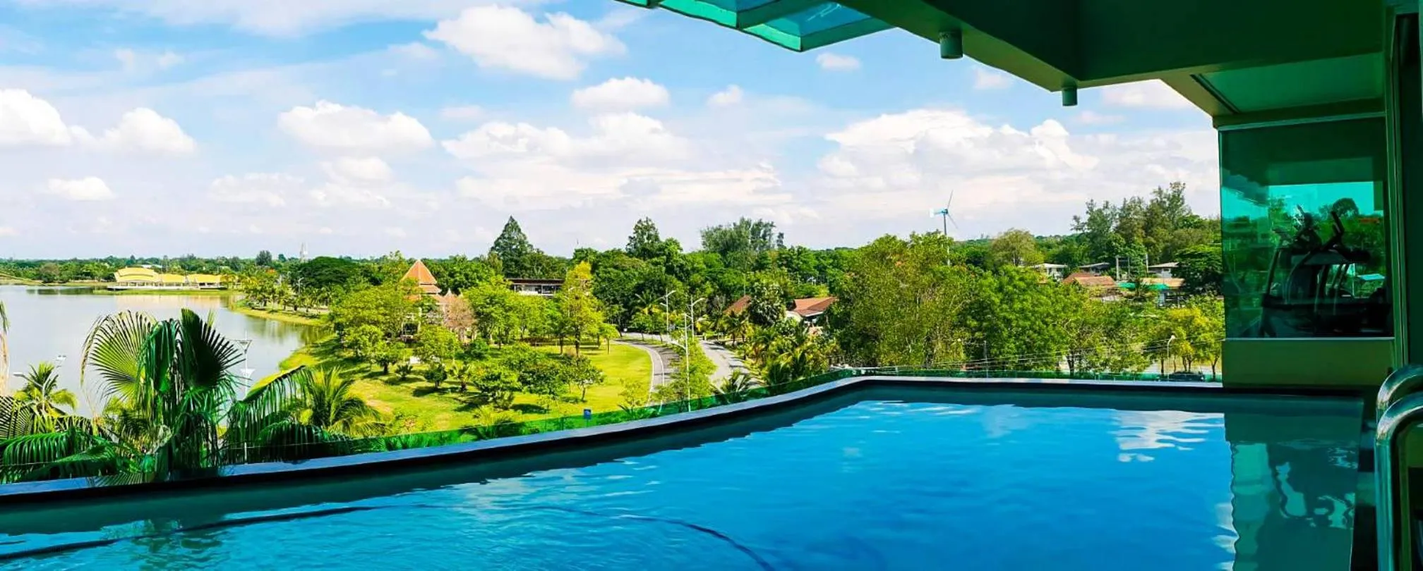 Swimming pool in The Beverly Hills Hotel