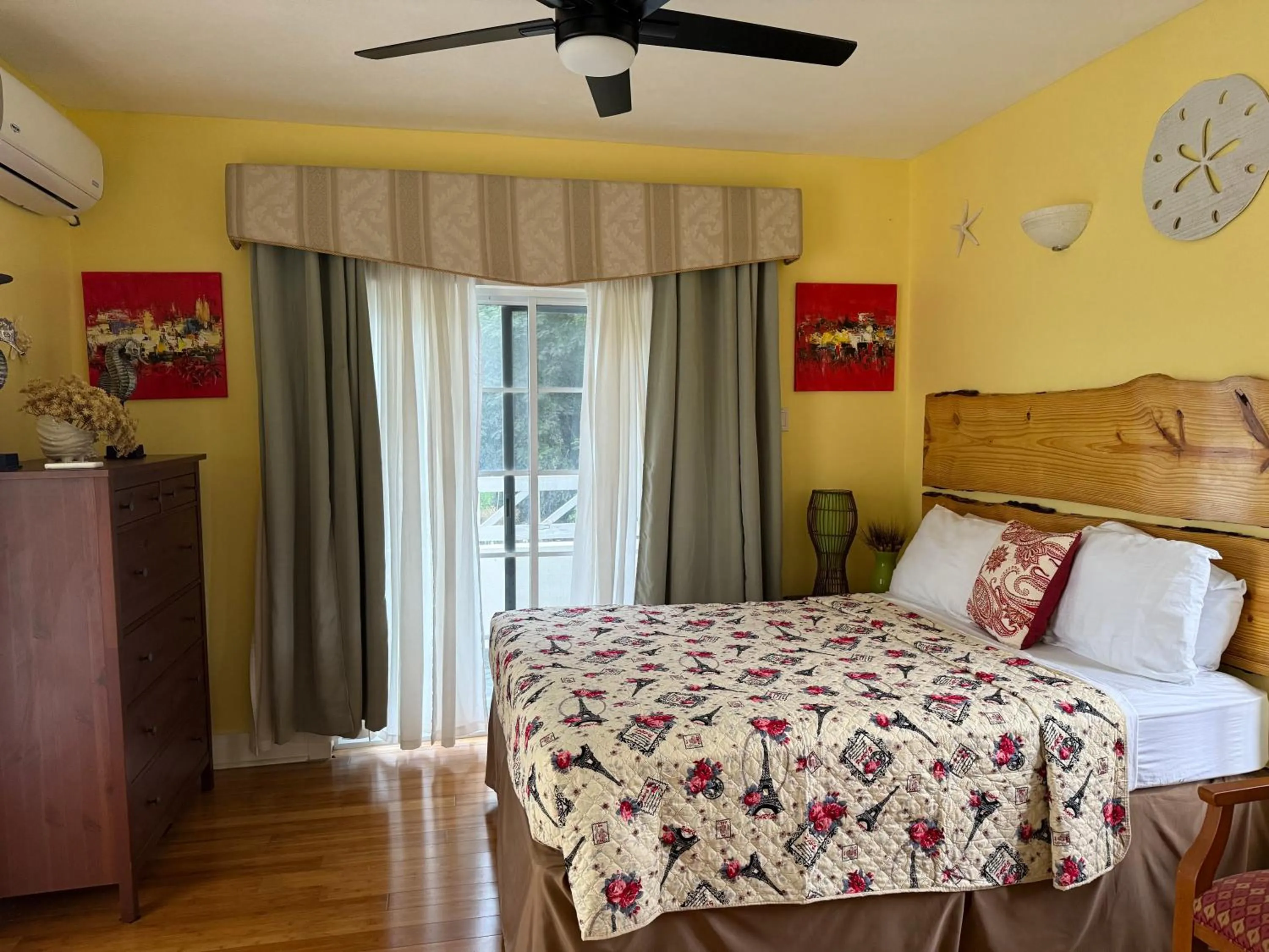 Bed in Penthouse On The Ridge