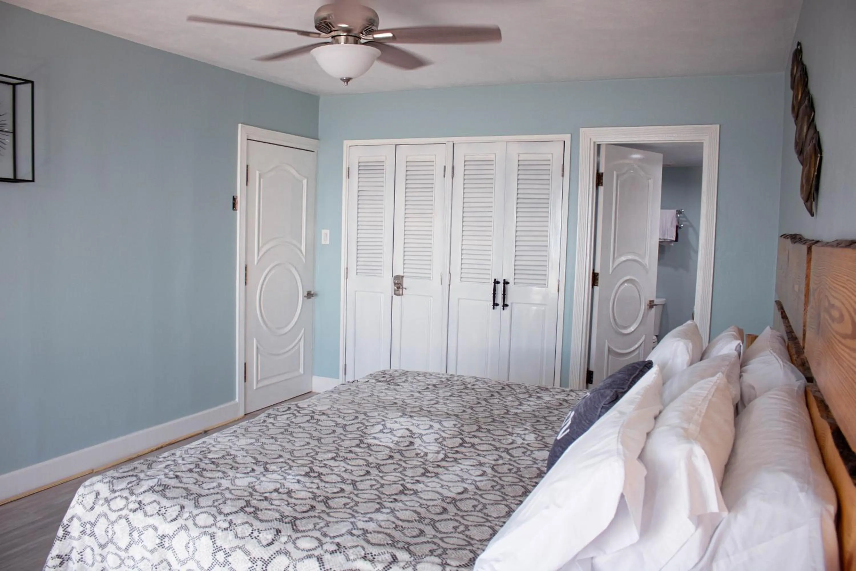 Bed in Penthouse On The Ridge