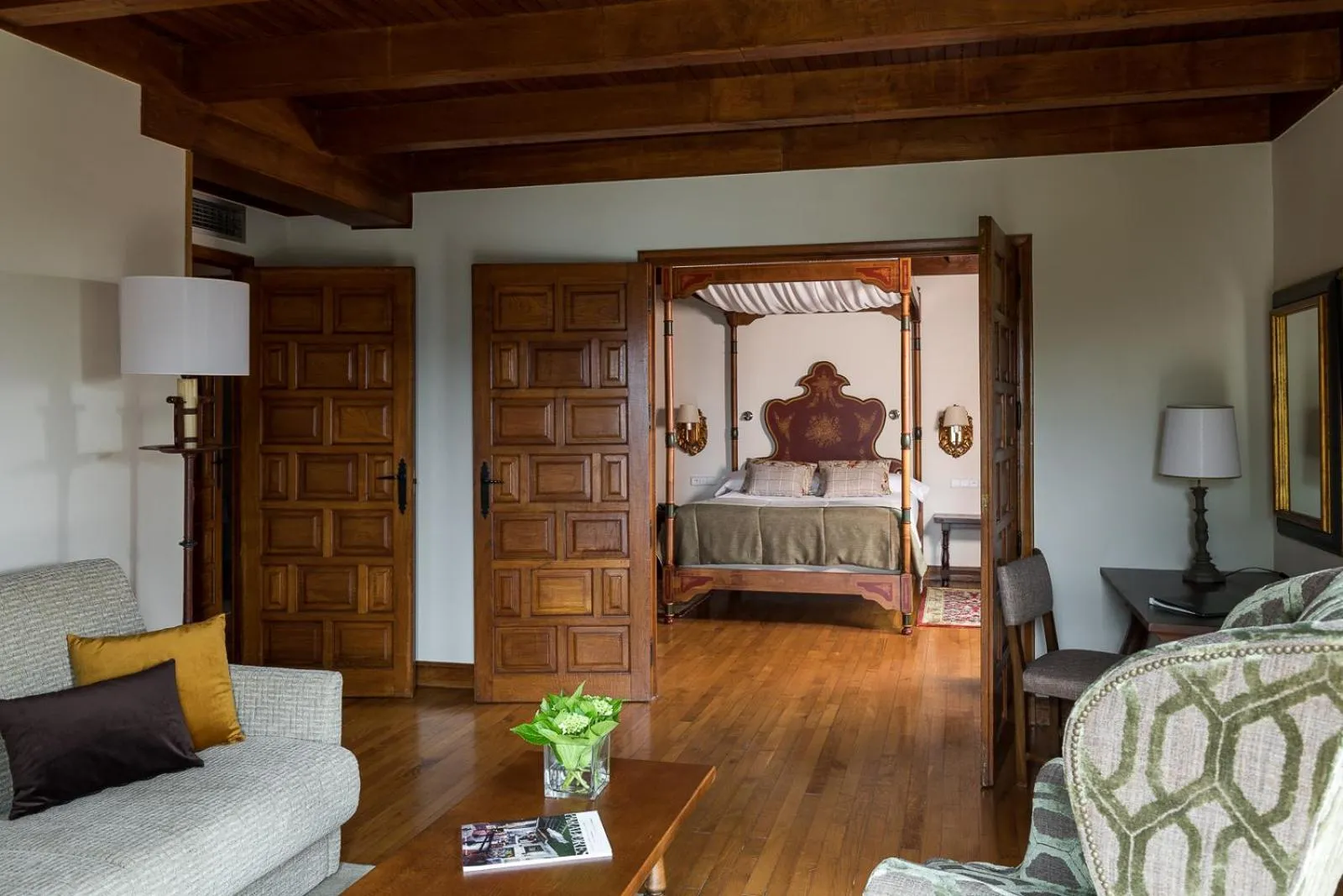 Photo of the whole room, Bed in Parador de Tui