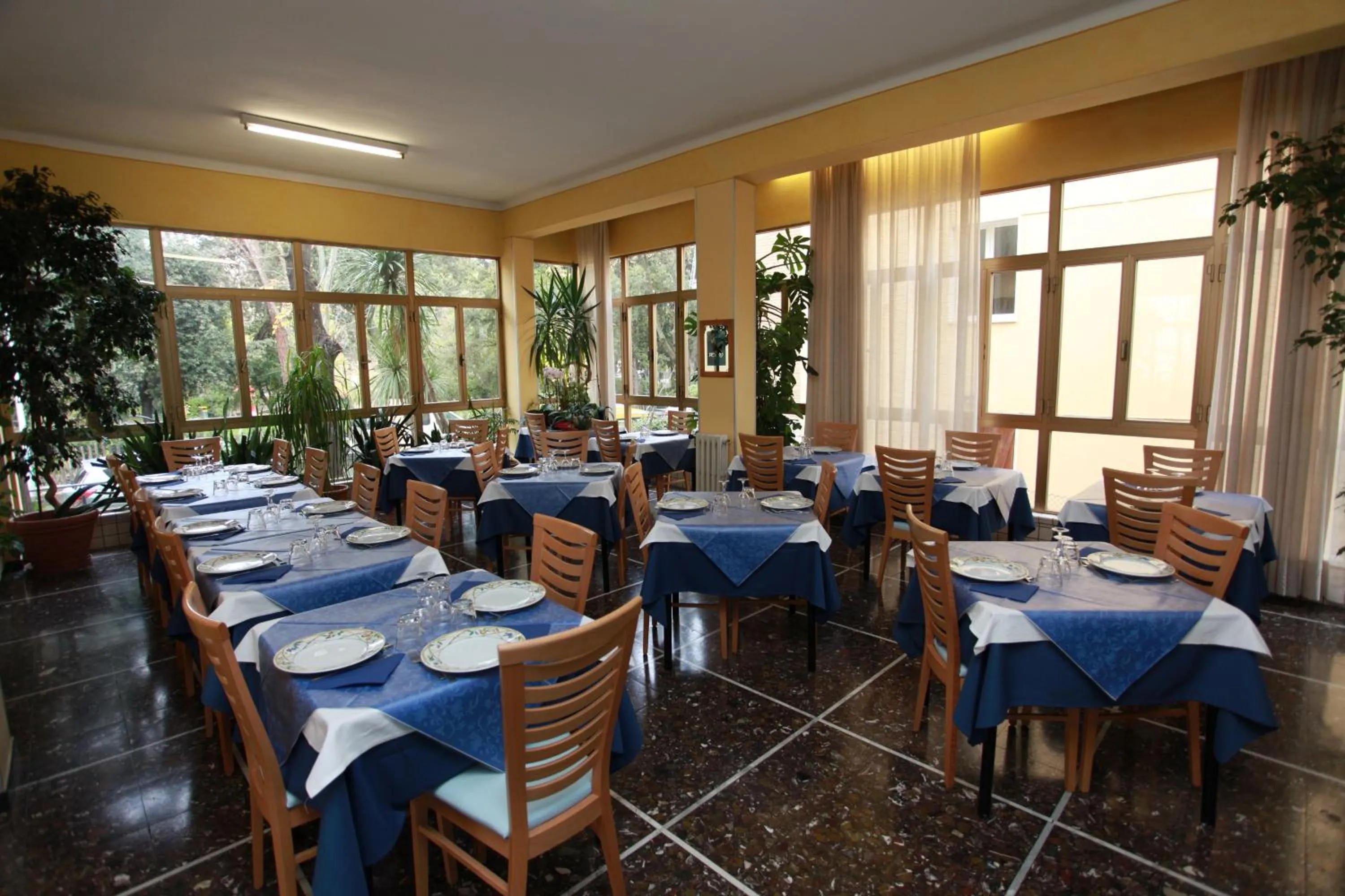 Restaurant/places to eat in Hotel Athena