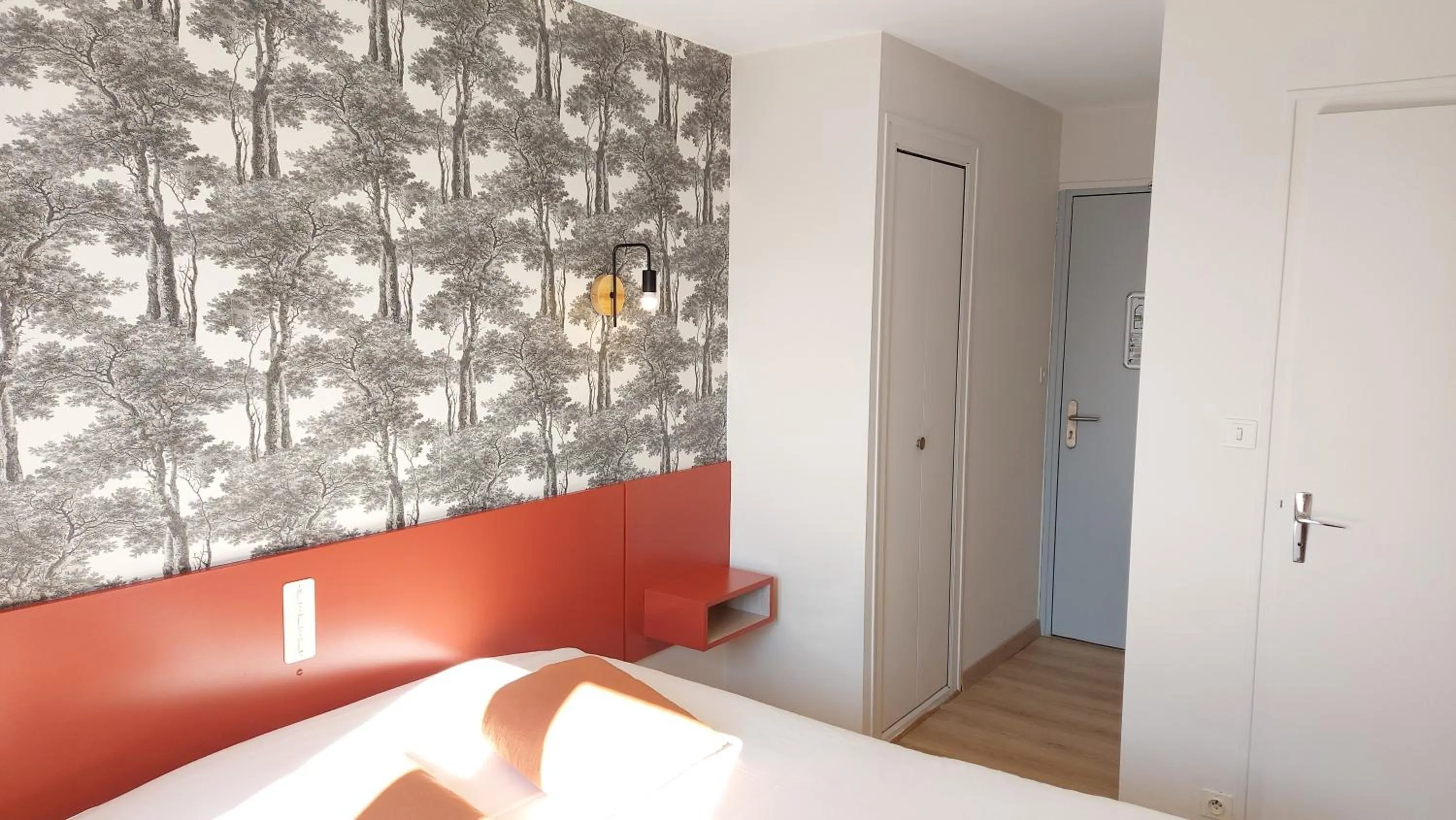 Photo of the whole room, Bed in Logis Hôtel Vannes Nord Le Clos Des Hortensias