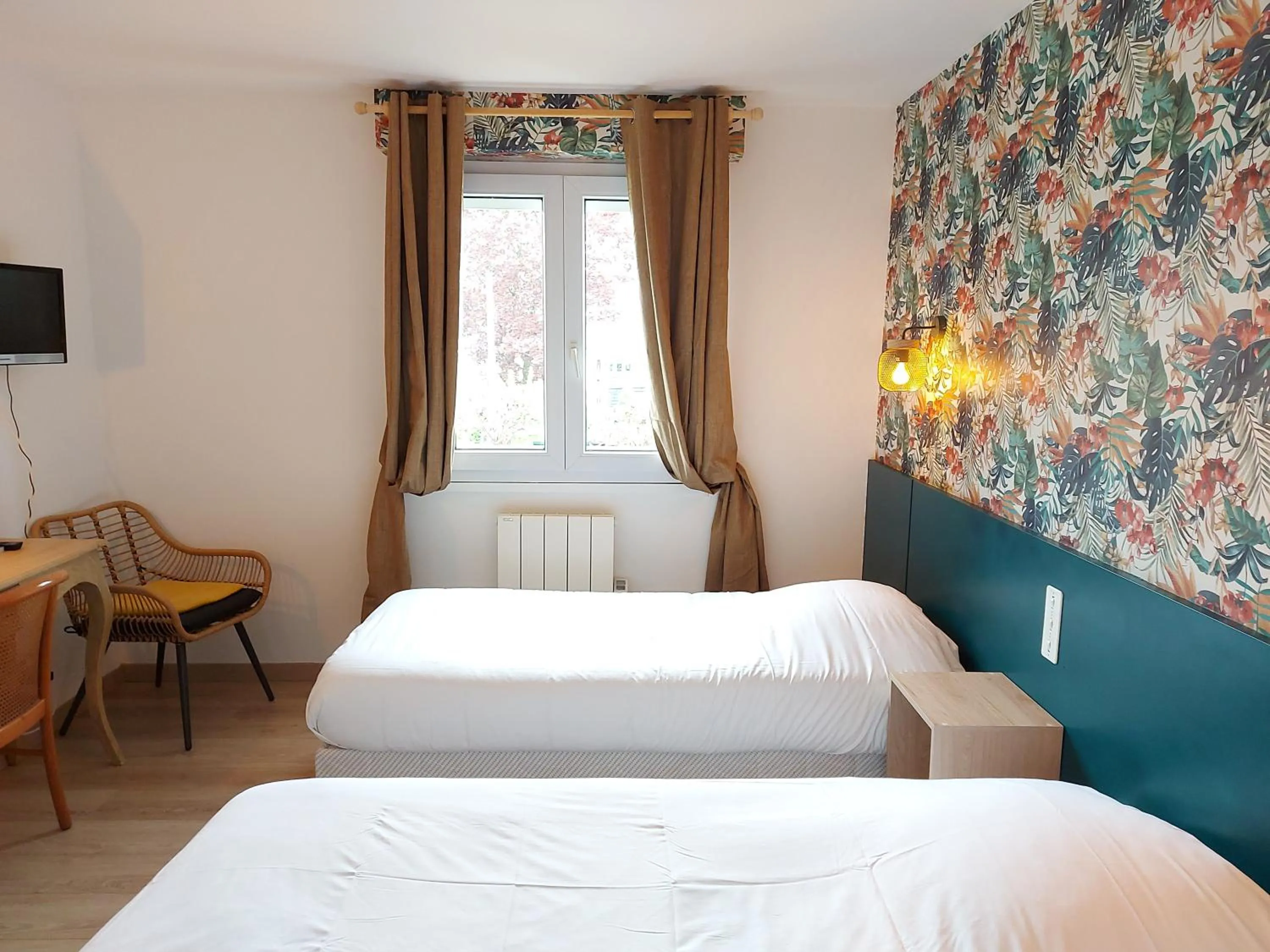 Photo of the whole room, Bed in Logis Hôtel Vannes Nord Le Clos Des Hortensias