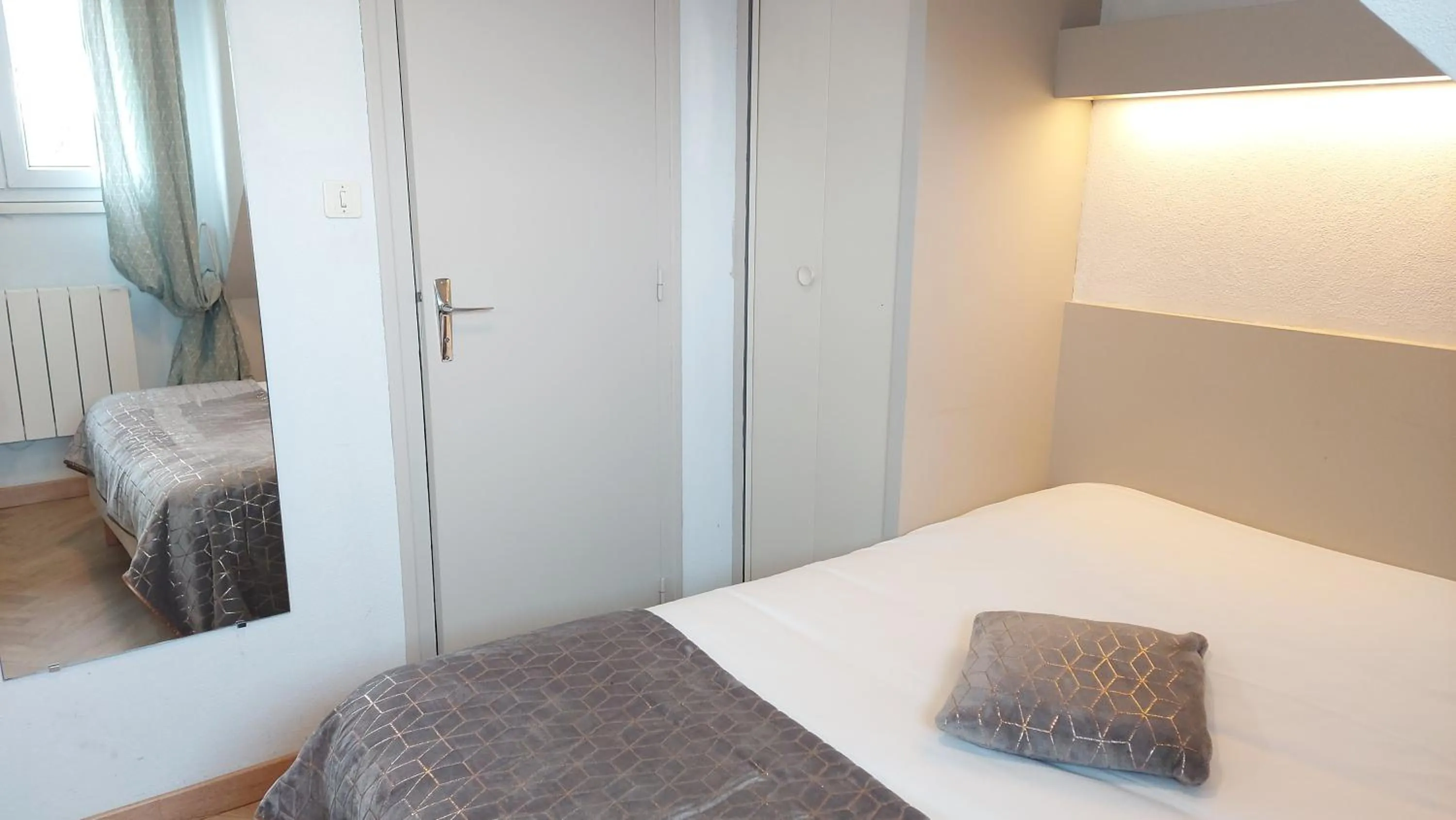 Photo of the whole room, Bed in Logis Hôtel Vannes Nord Le Clos Des Hortensias