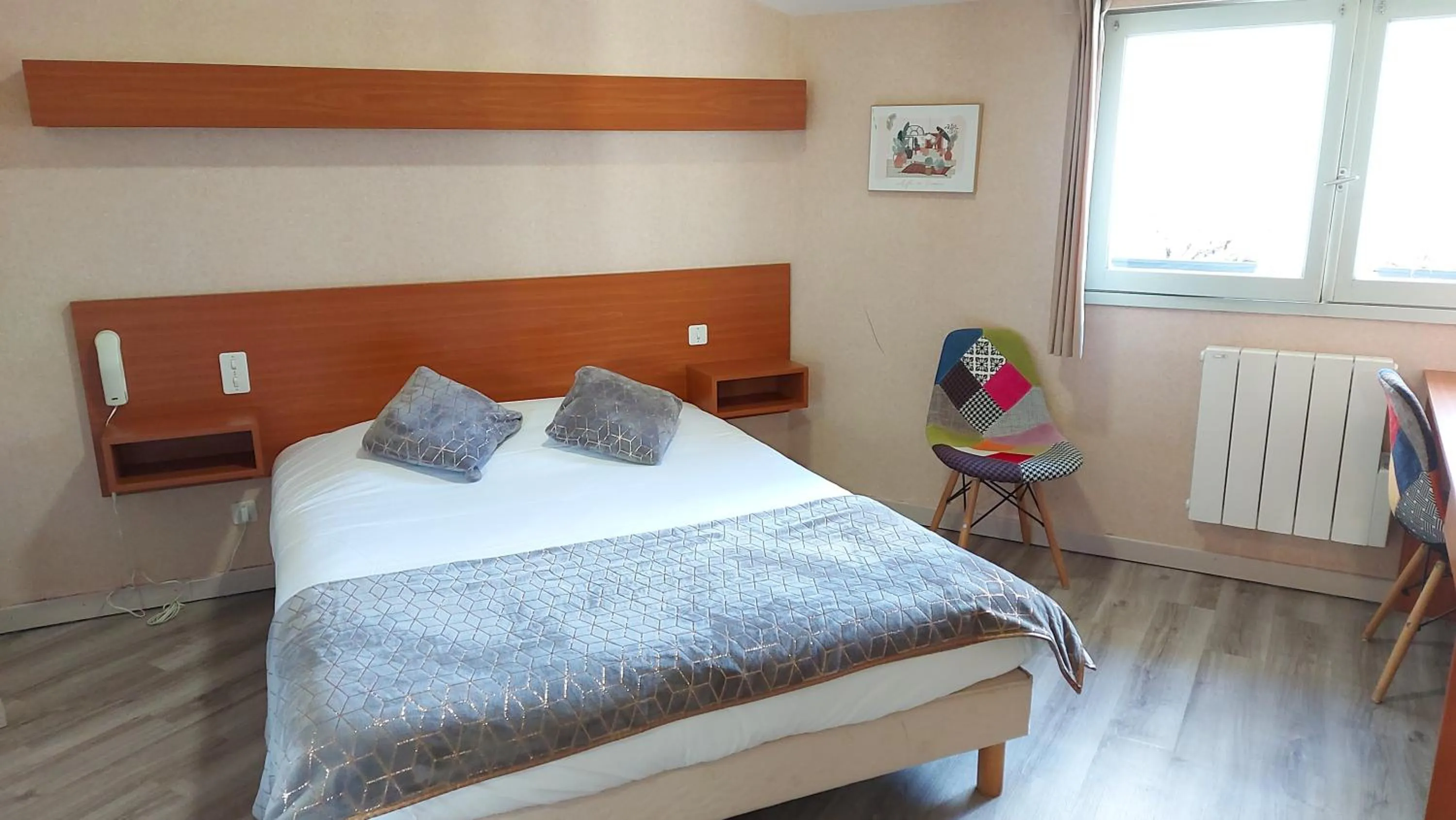 Bed in Logis Hôtel Vannes Nord Le Clos Des Hortensias